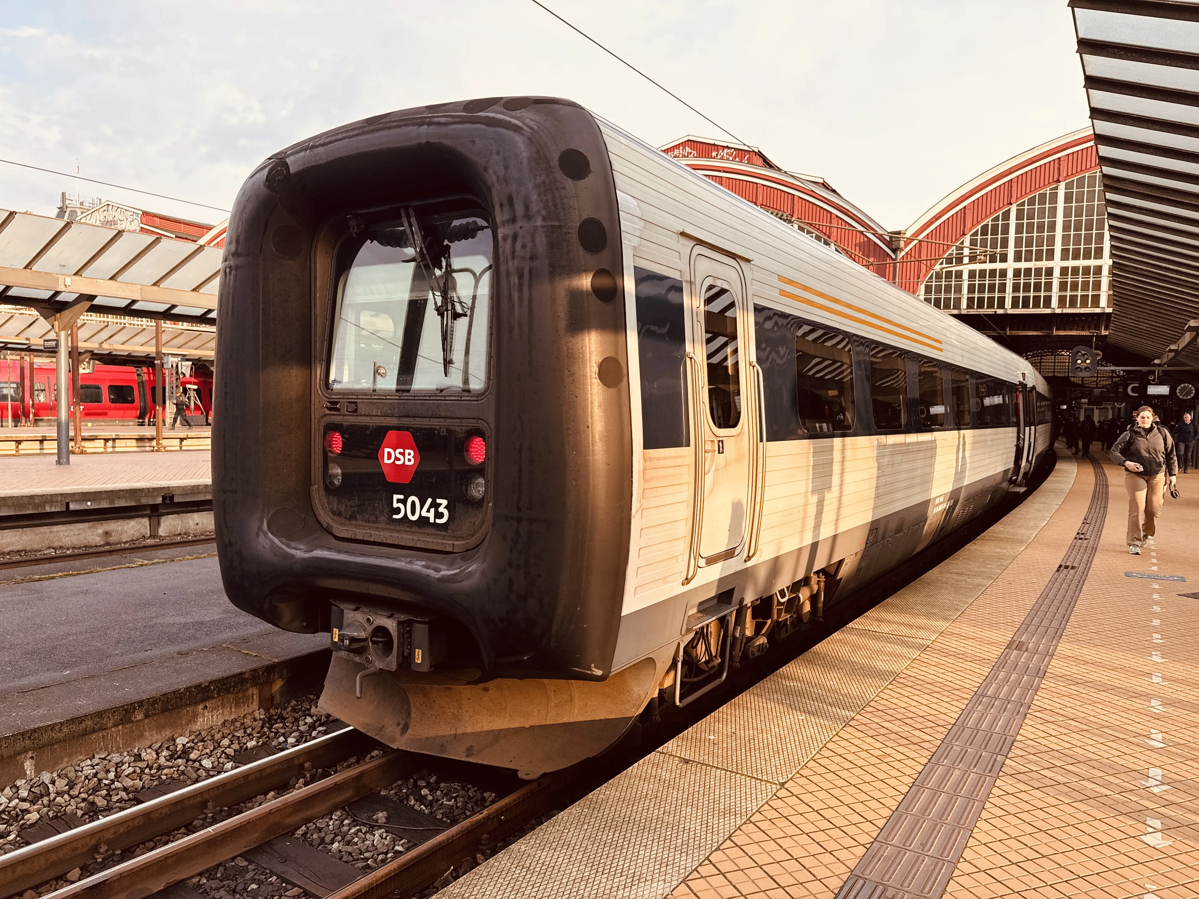 Billede af DSB MF 5043 fotograferet ud for København Hovedbanegård.