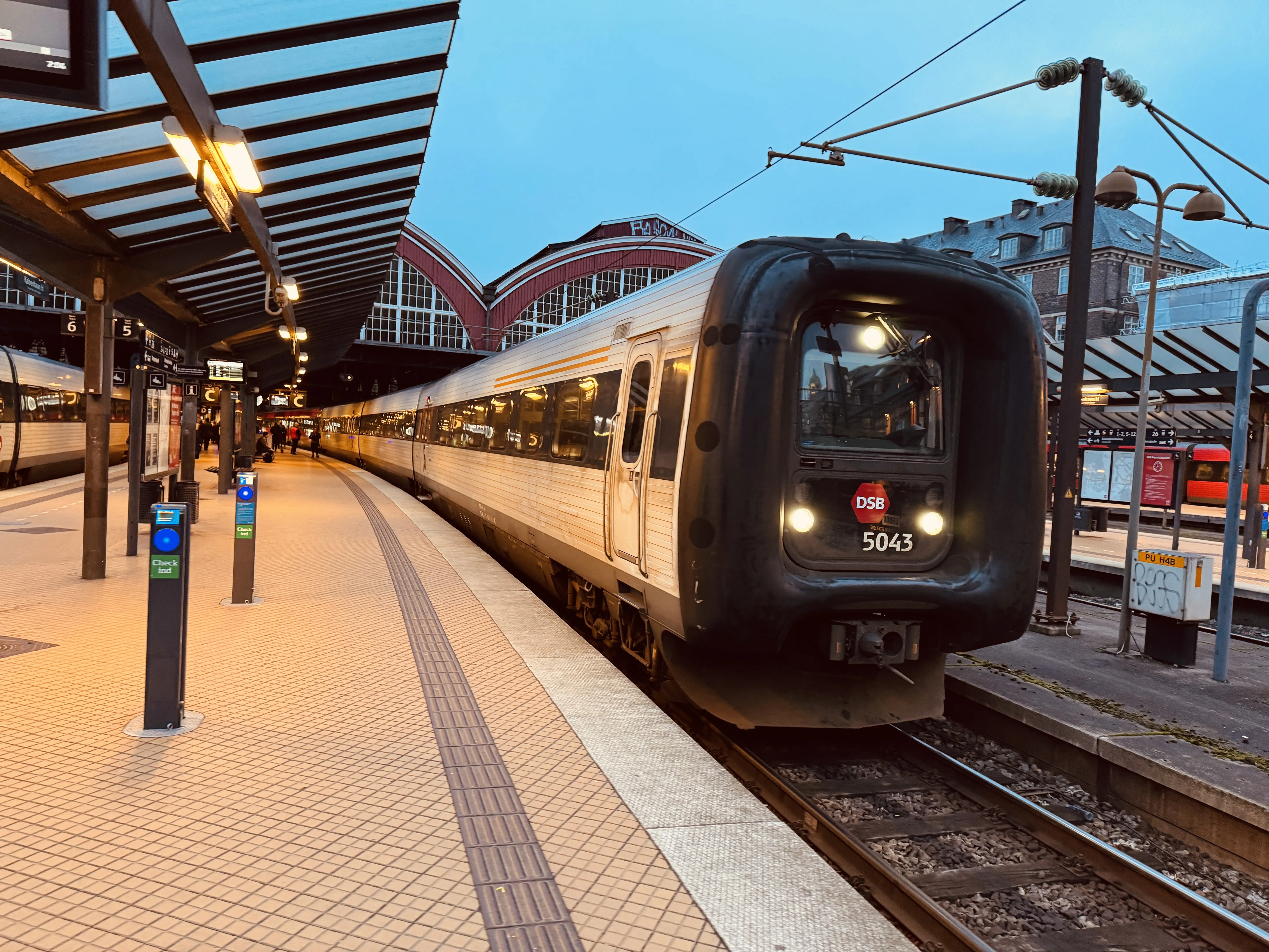 Billede af DSB MF 5043 fotograferet ud for København Hovedbanegård.