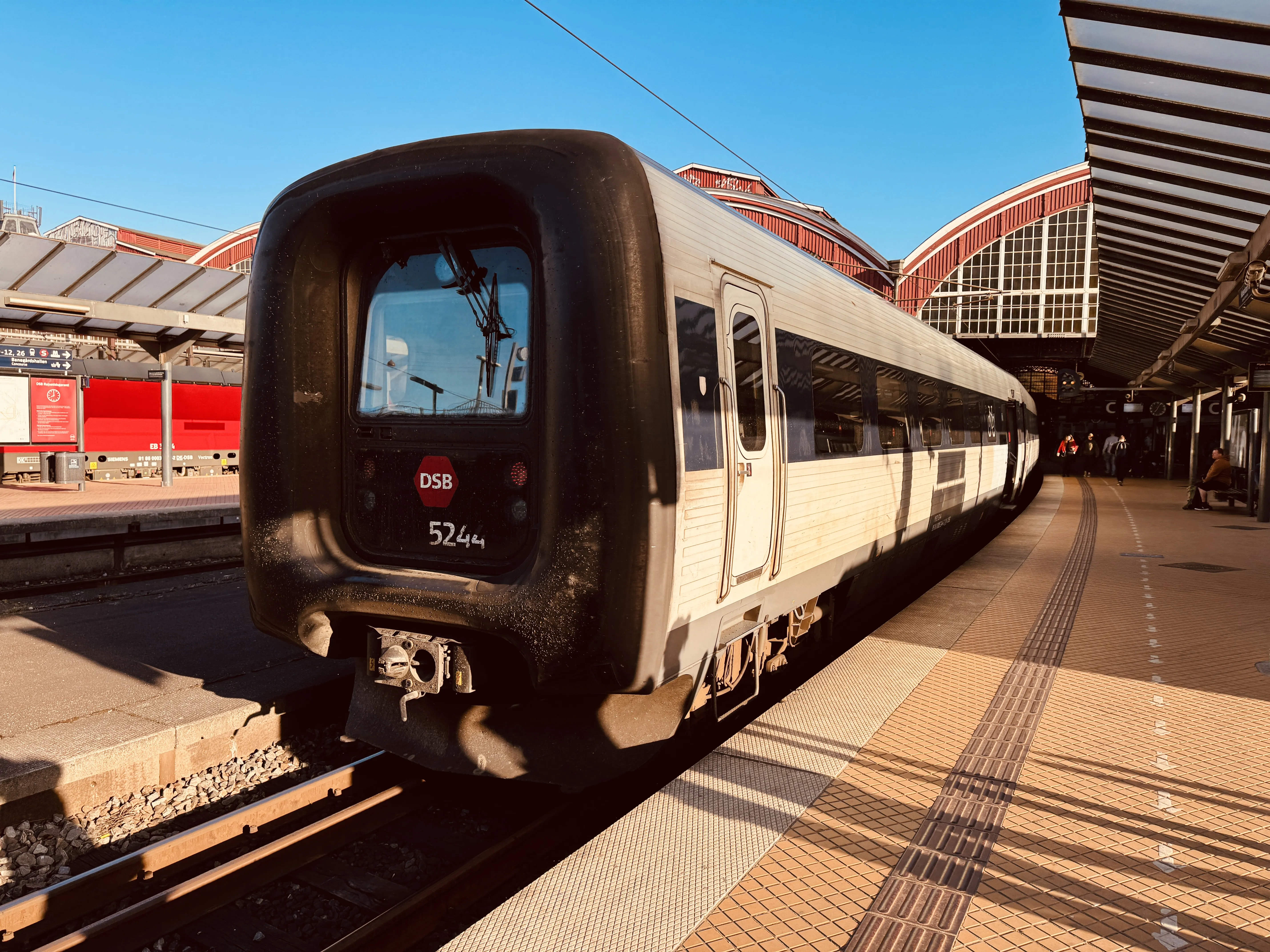 Billede af DSB MF 5044 fotograferet ud for København Hovedbanegård.