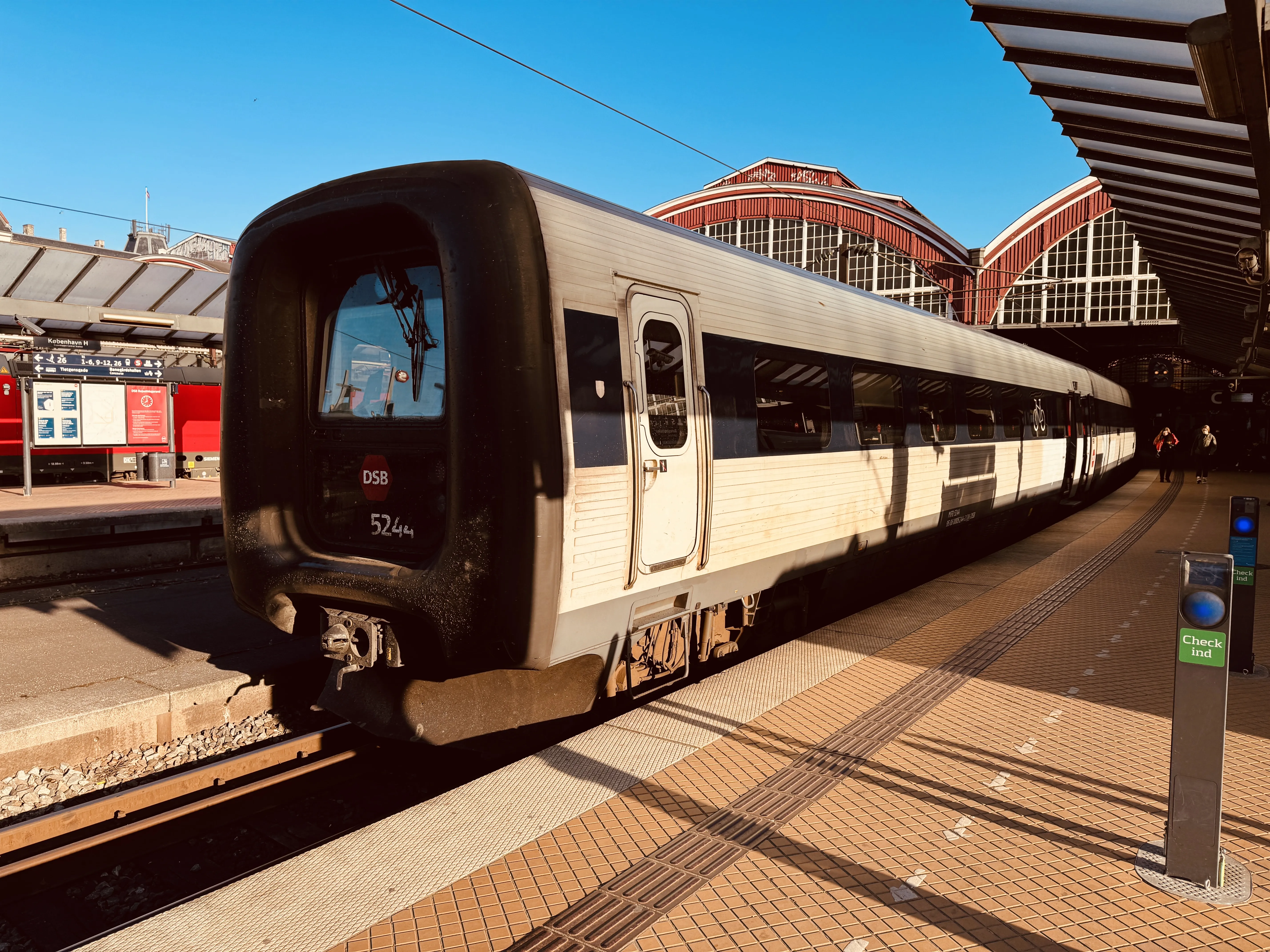 Billede af DSB MF 5044 fotograferet ud for København Hovedbanegård.