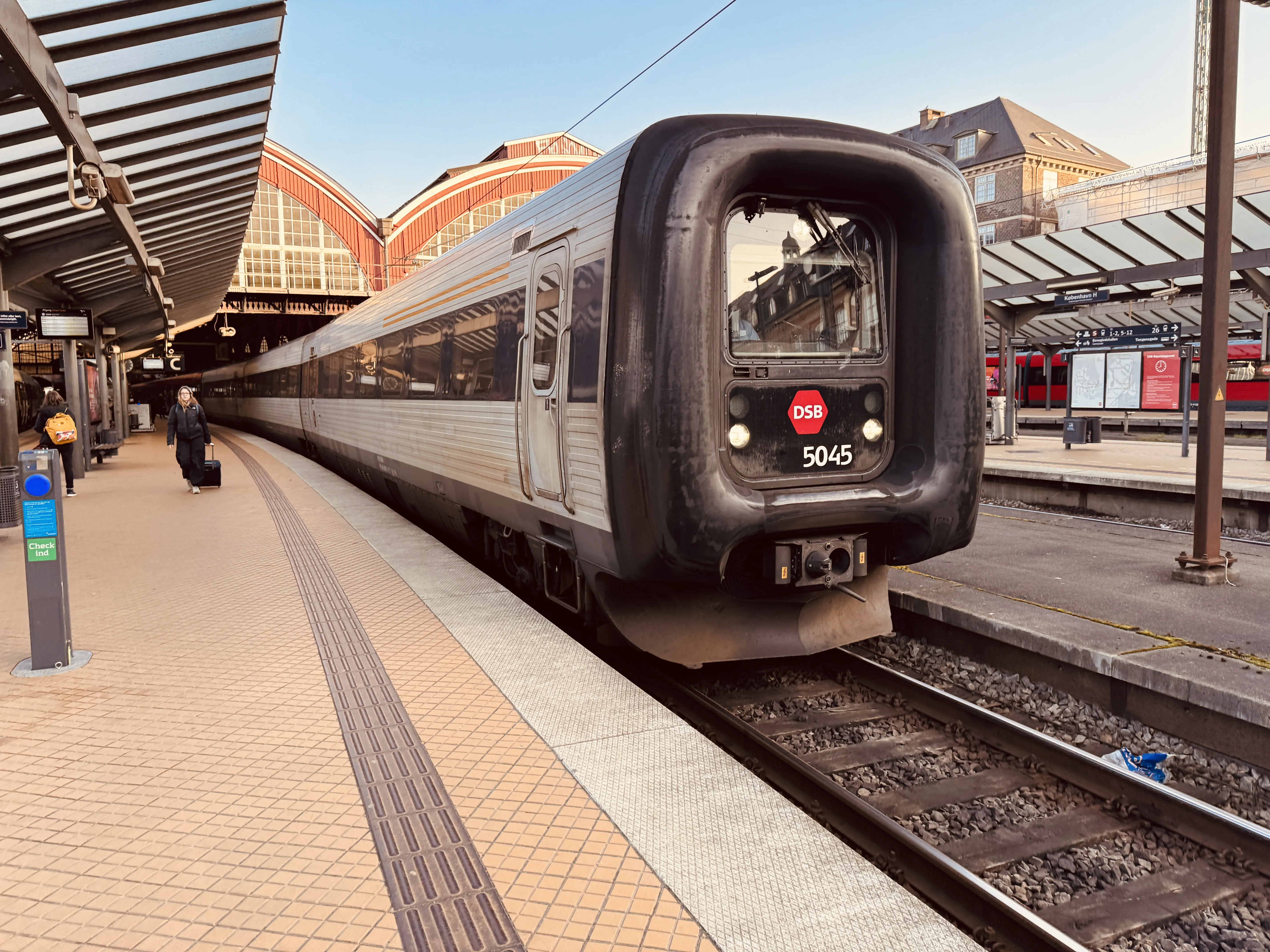 Billede af DSB MF 5045 fotograferet ud for København Hovedbanegård.