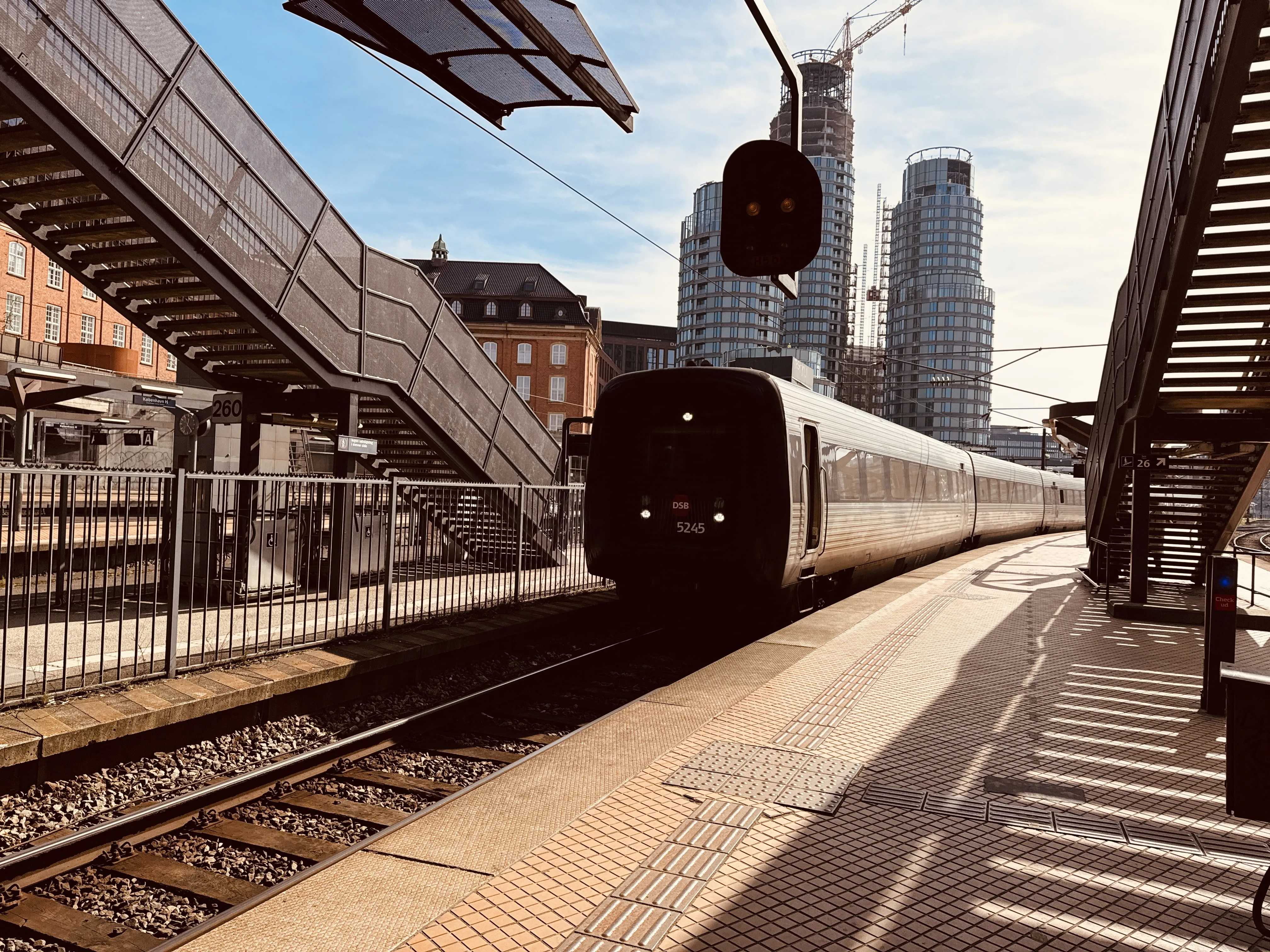 Billede af DSB MF 5045 fotograferet ud for København Hovedbanegård.