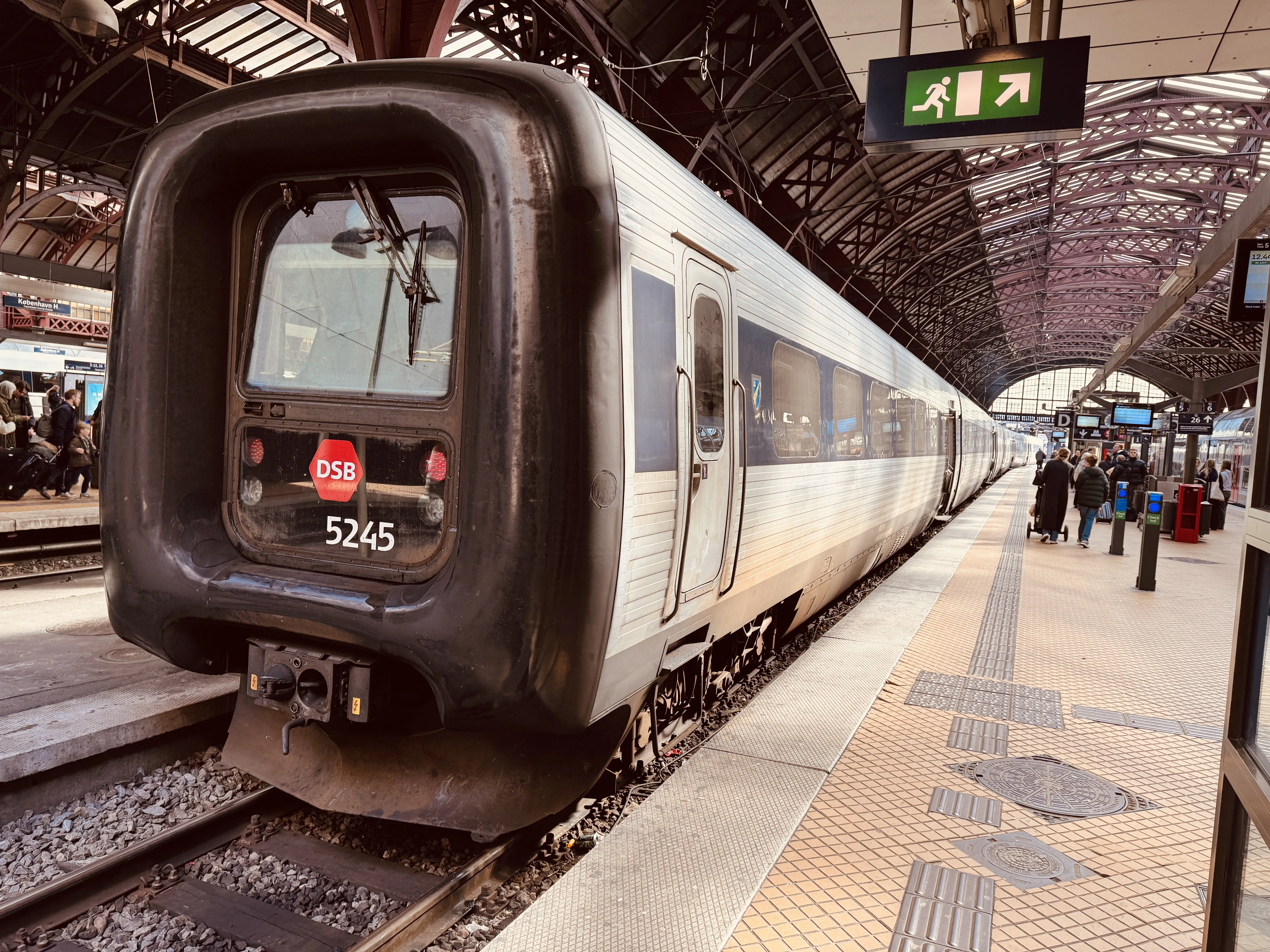 Billede af DSB MF 5045 fotograferet ud for København Hovedbanegård.