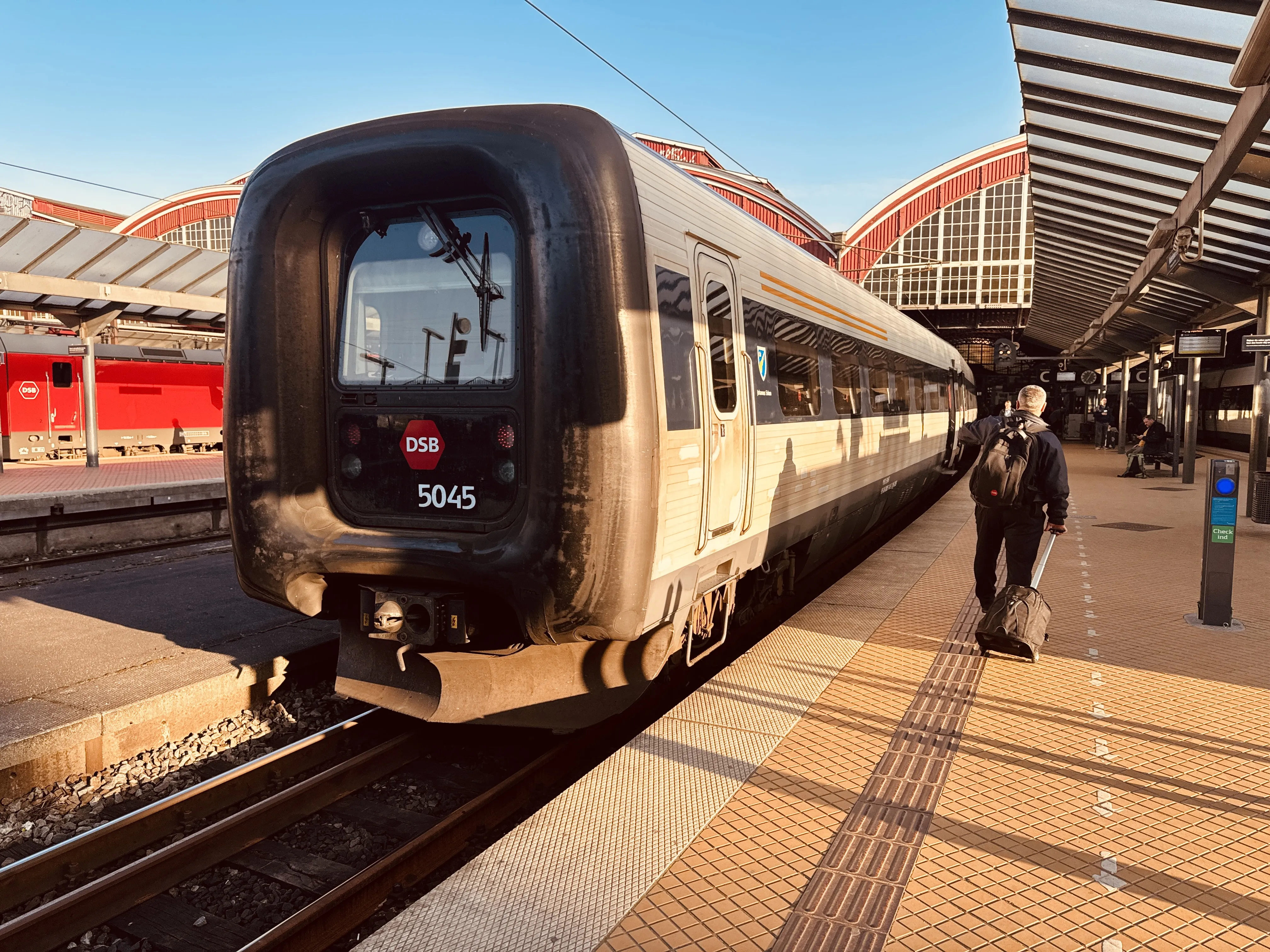 Billede af DSB MF 5045 fotograferet ud for København Hovedbanegård.