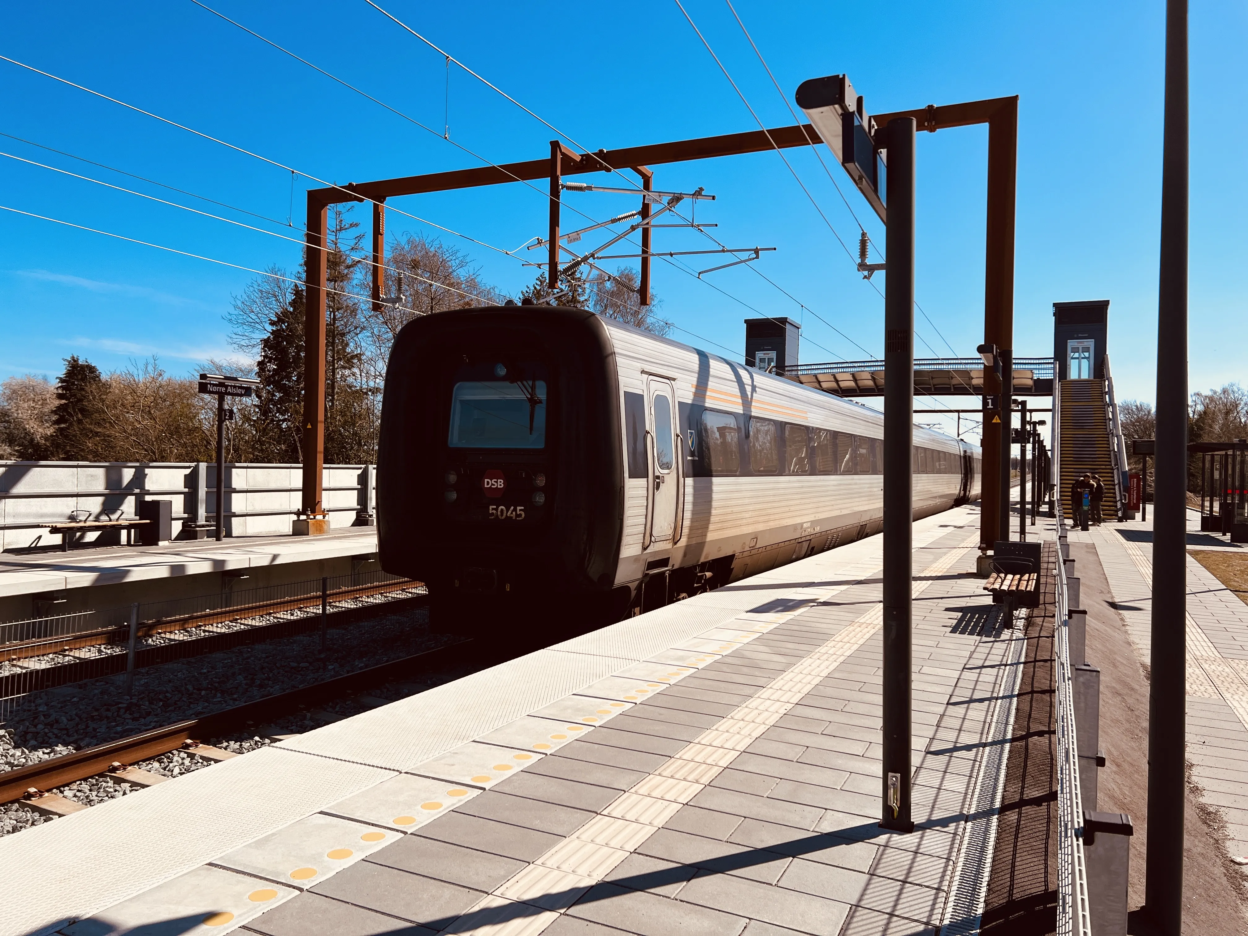 Billede af DSB MF 5045 fotograferet ud for Nørre Alslev Trinbræt.