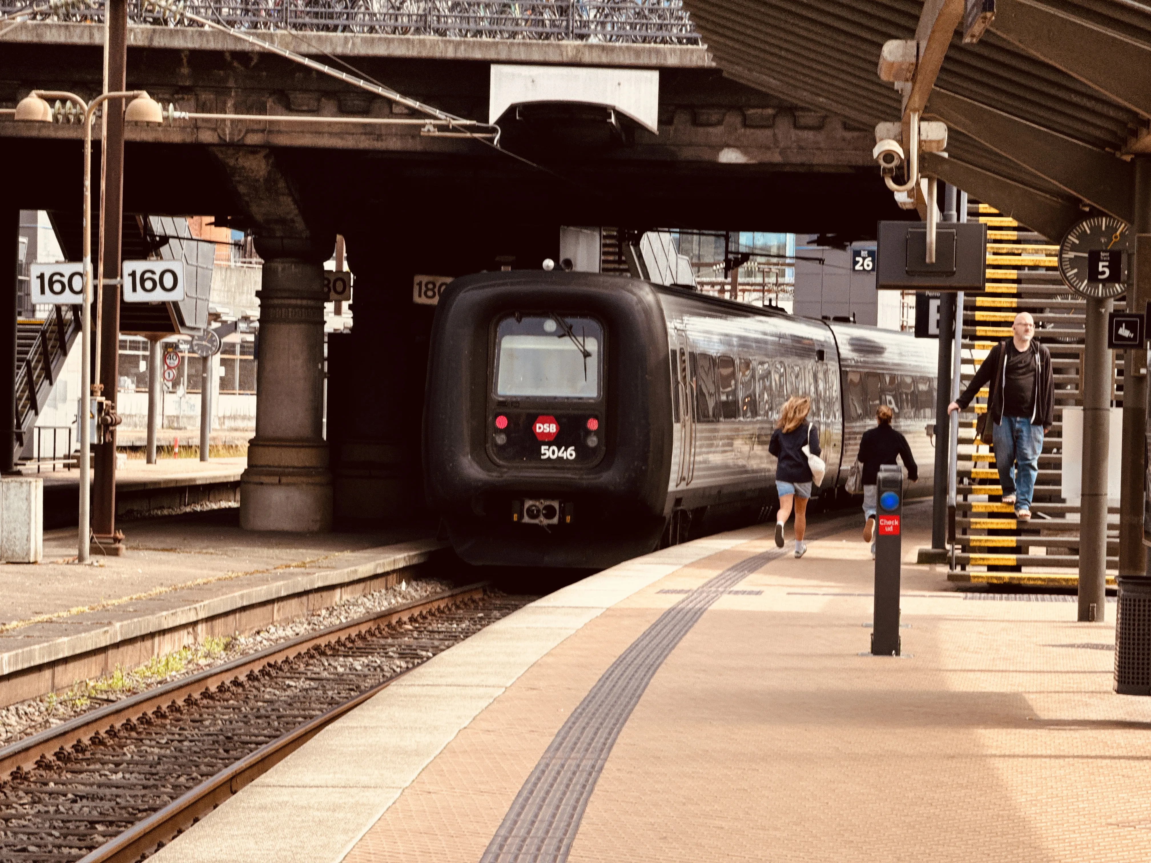 Billede af DSB MF 5046 fotograferet ud for København Hovedbanegård.