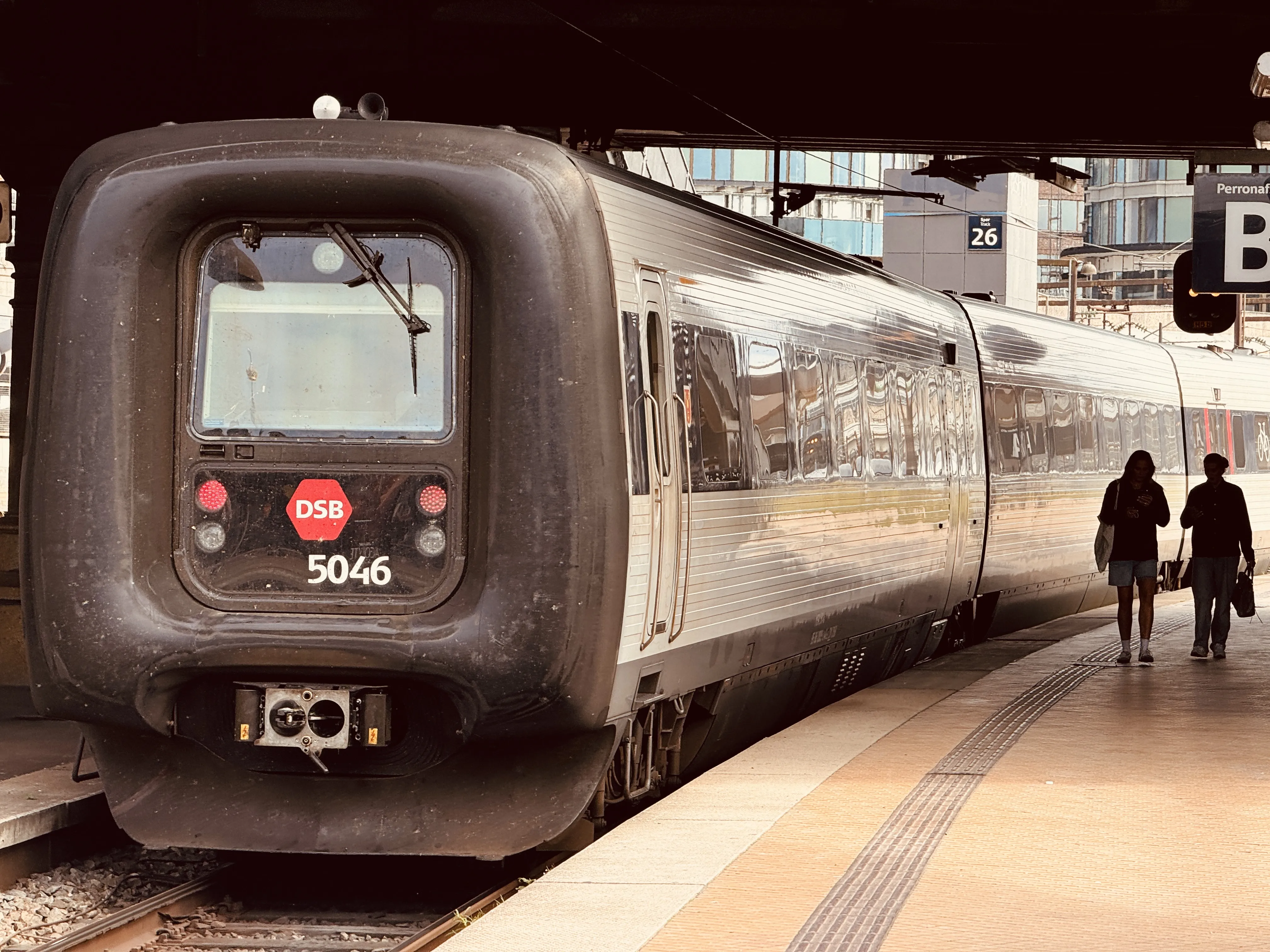 Billede af DSB MF 5046 fotograferet ud for København Hovedbanegård.