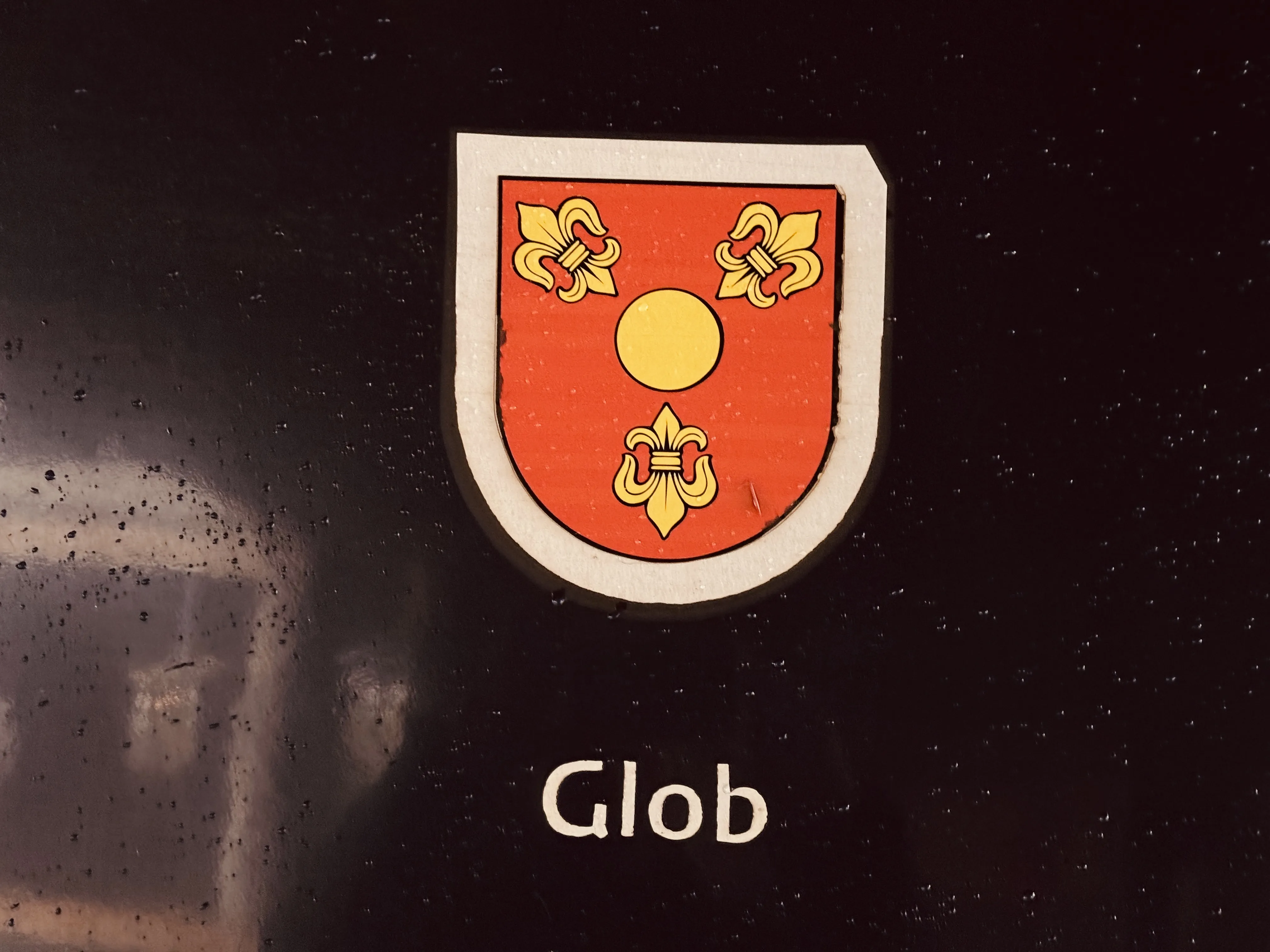 Billede af Glostrups byvåben og navngivet "Glob" på siden af DSB MF 5046 fotograferet ud for København Hovedbanegård.