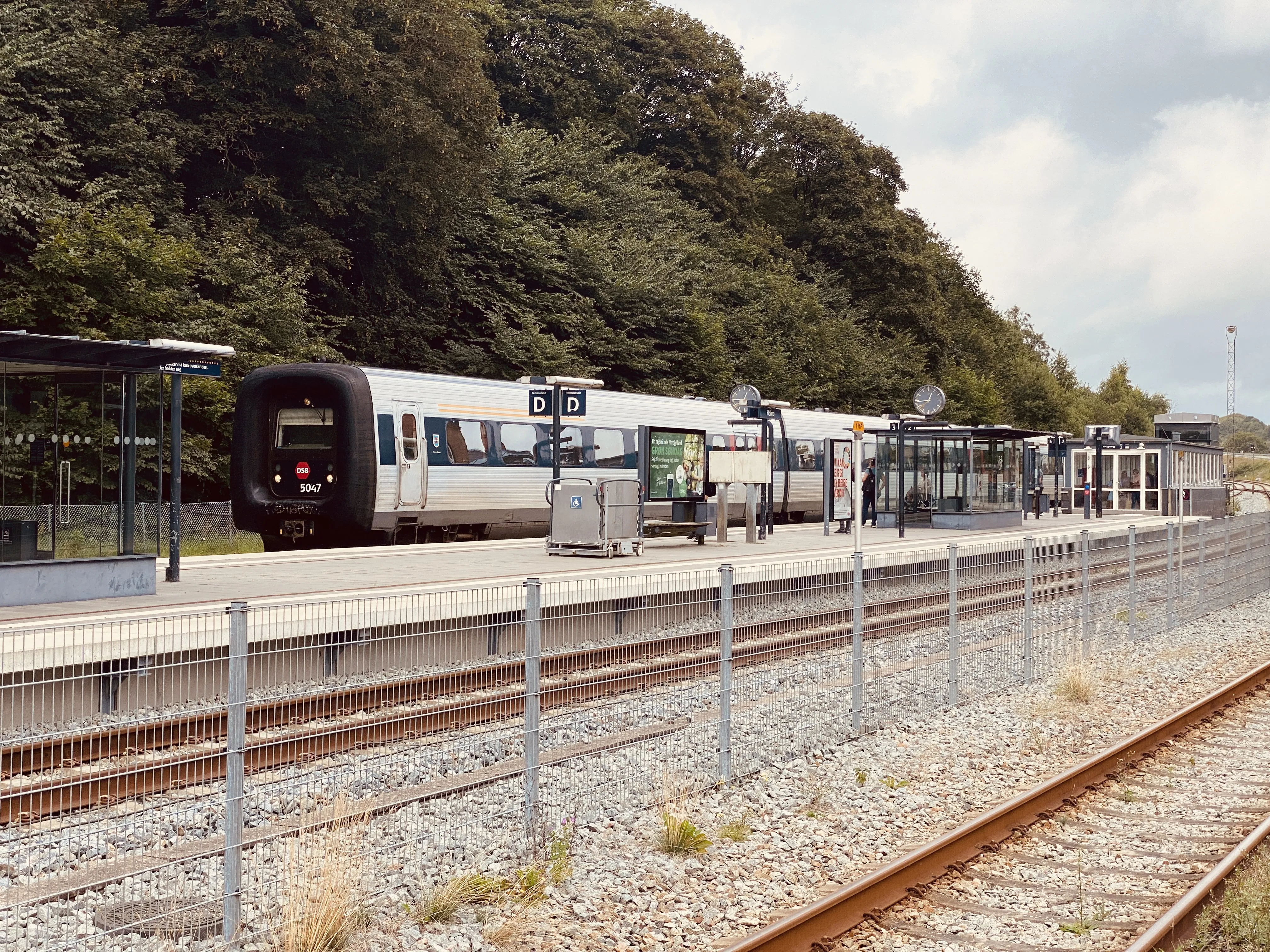 Billede af DSB MF 5047 fotograferet ud for Hobro Station.