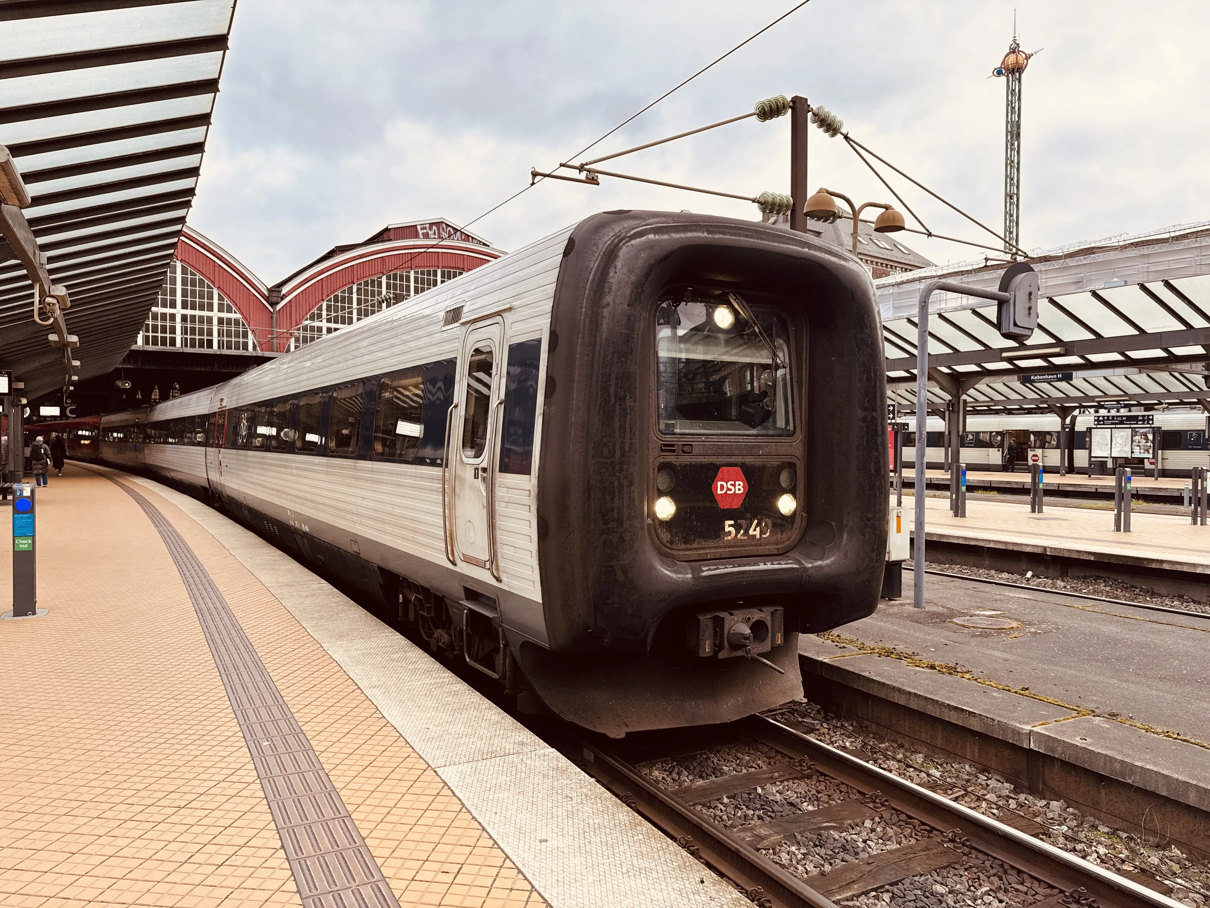 Billede af DSB MF 5049 fotograferet ud for København Hovedbanegård.