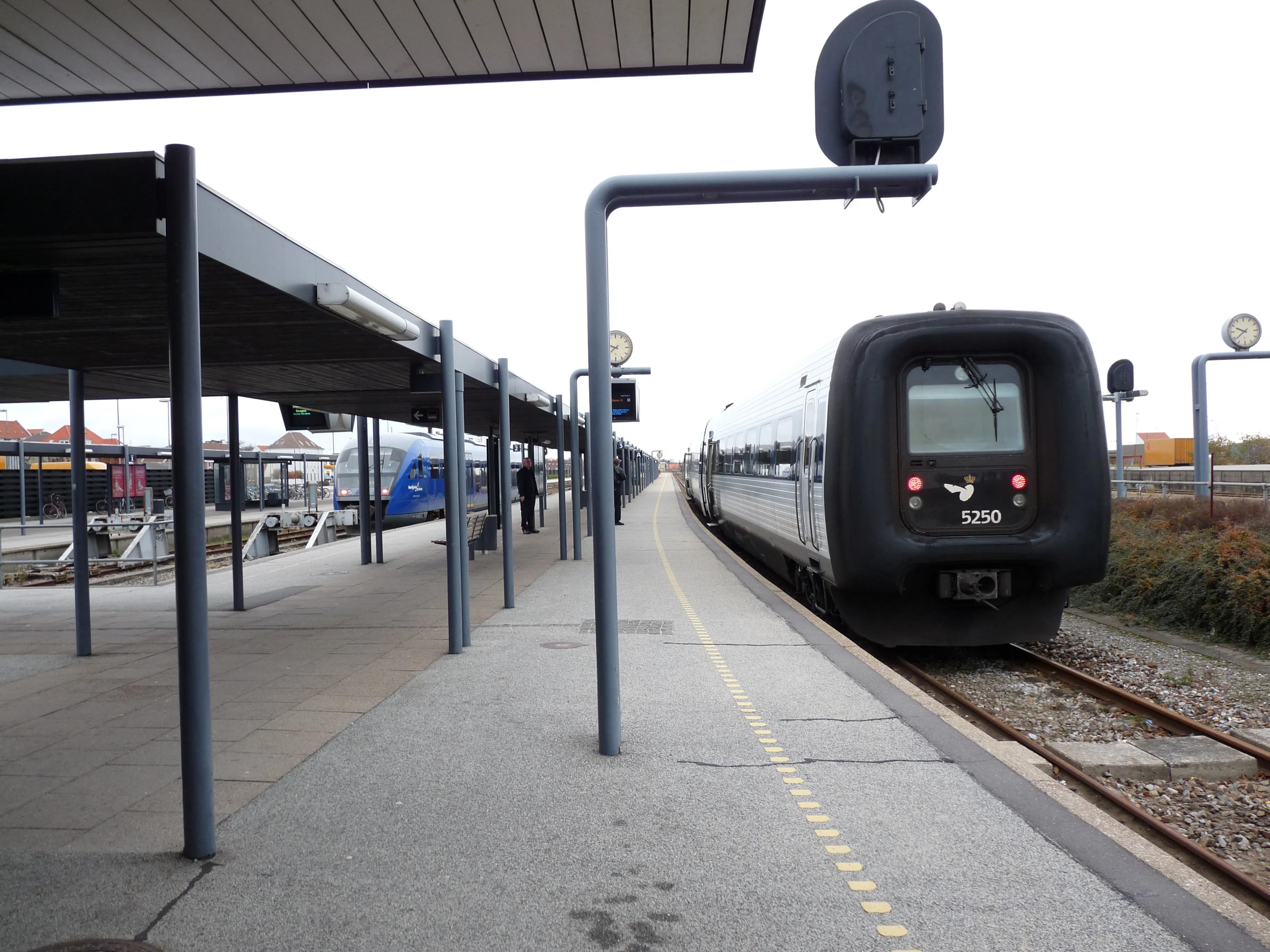 Billede af DSB MF 5050 fotograferet ud for Frederikshavn Station.