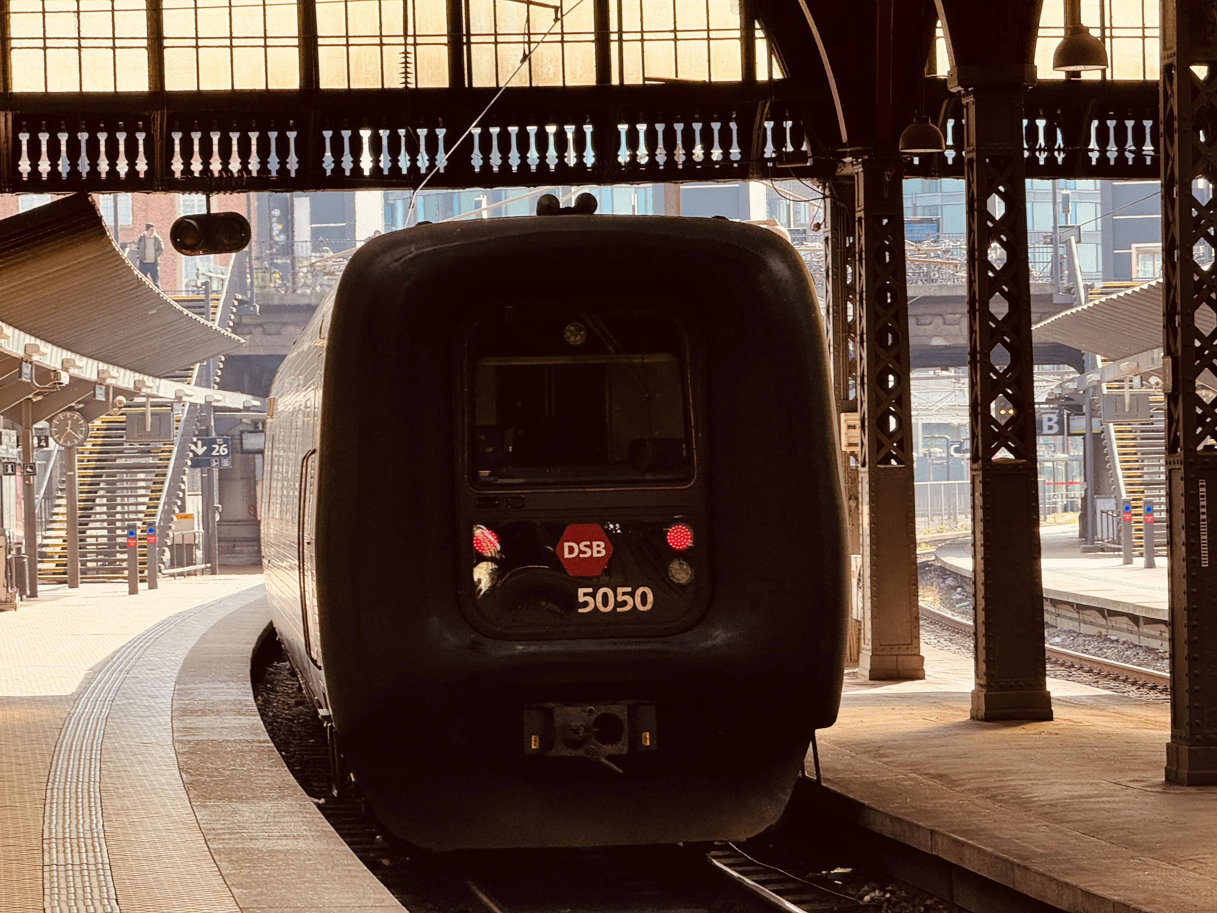 Billede af DSB MF 5050 fotograferet ud for København Hovedbanegård.