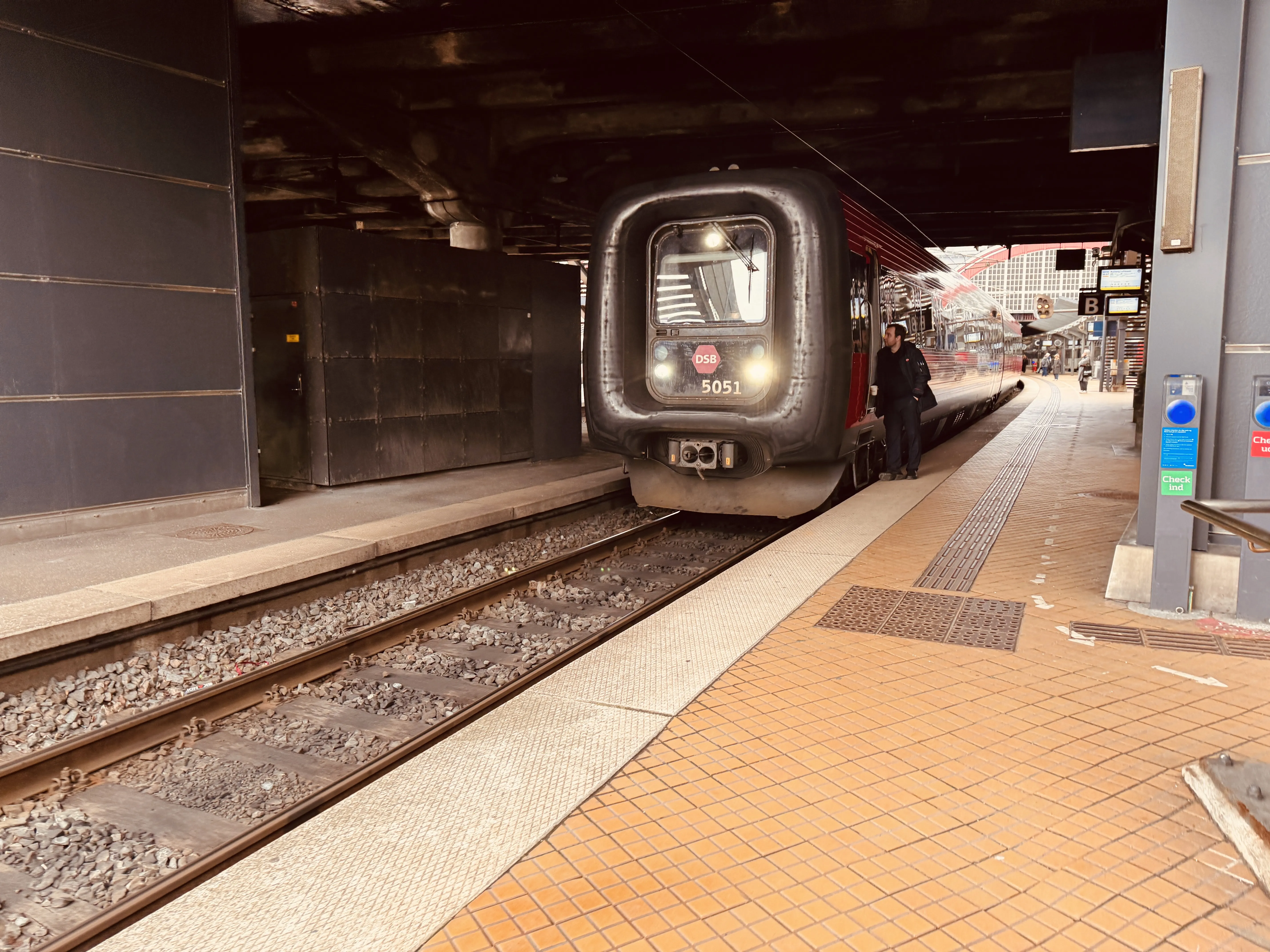 Billede af DSB MF 5051 fotograferet ud for København Hovedbanegård.