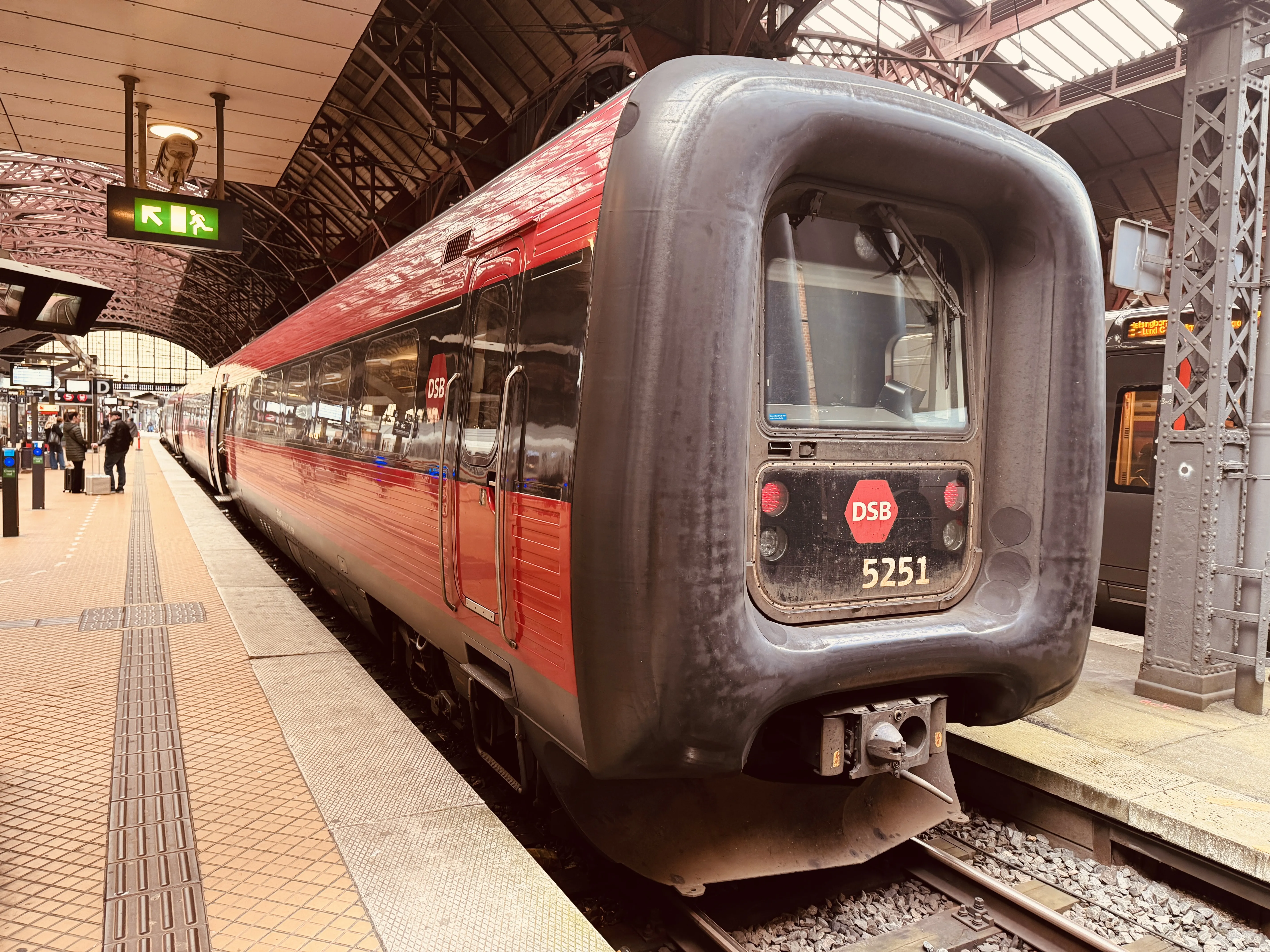 Billede af DSB MF 5051 fotograferet ud for København Hovedbanegård.