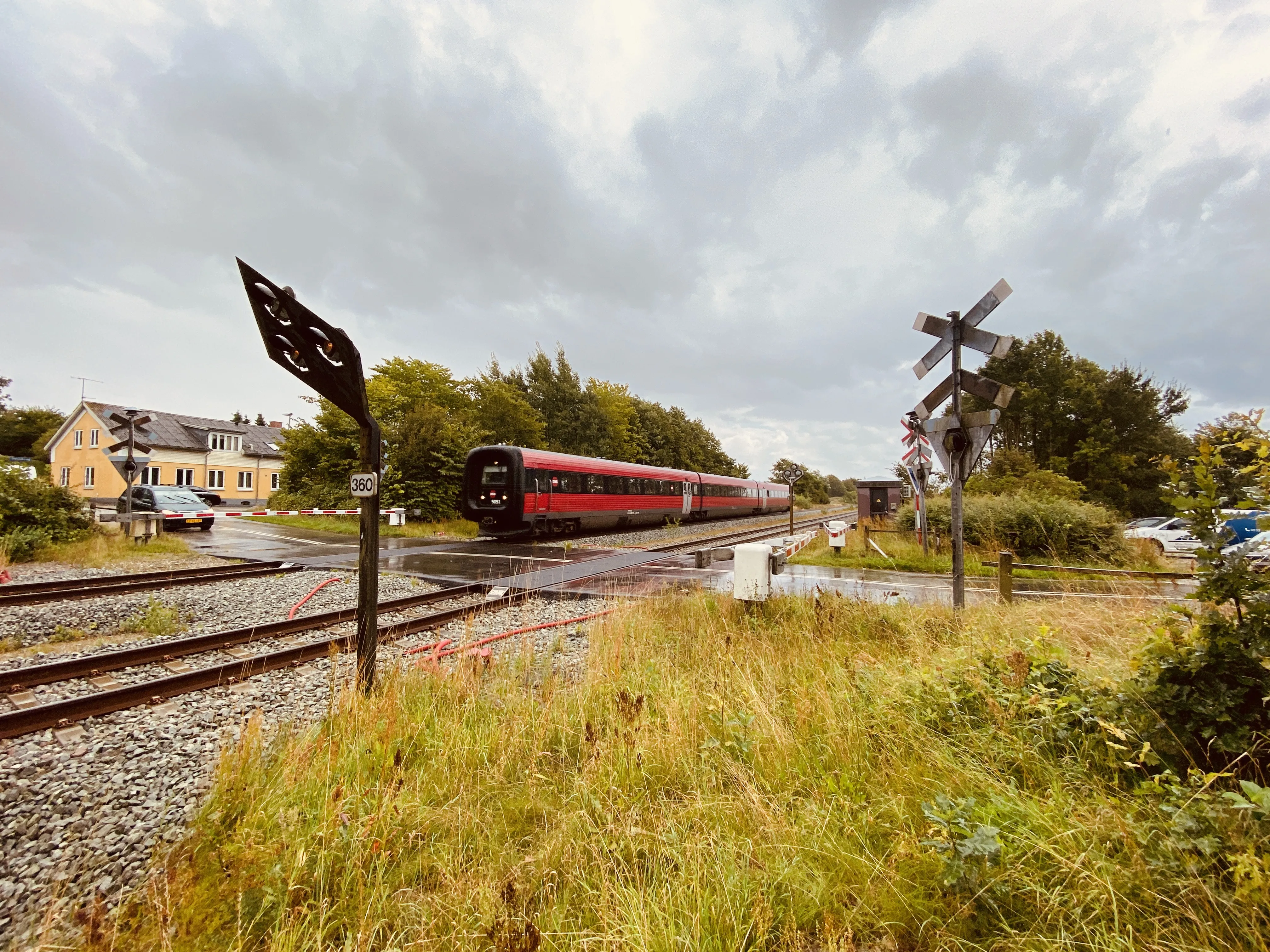 Billede af DSB MF 5051 fotograferet ud for den nedrevne Bjerregrav Station.