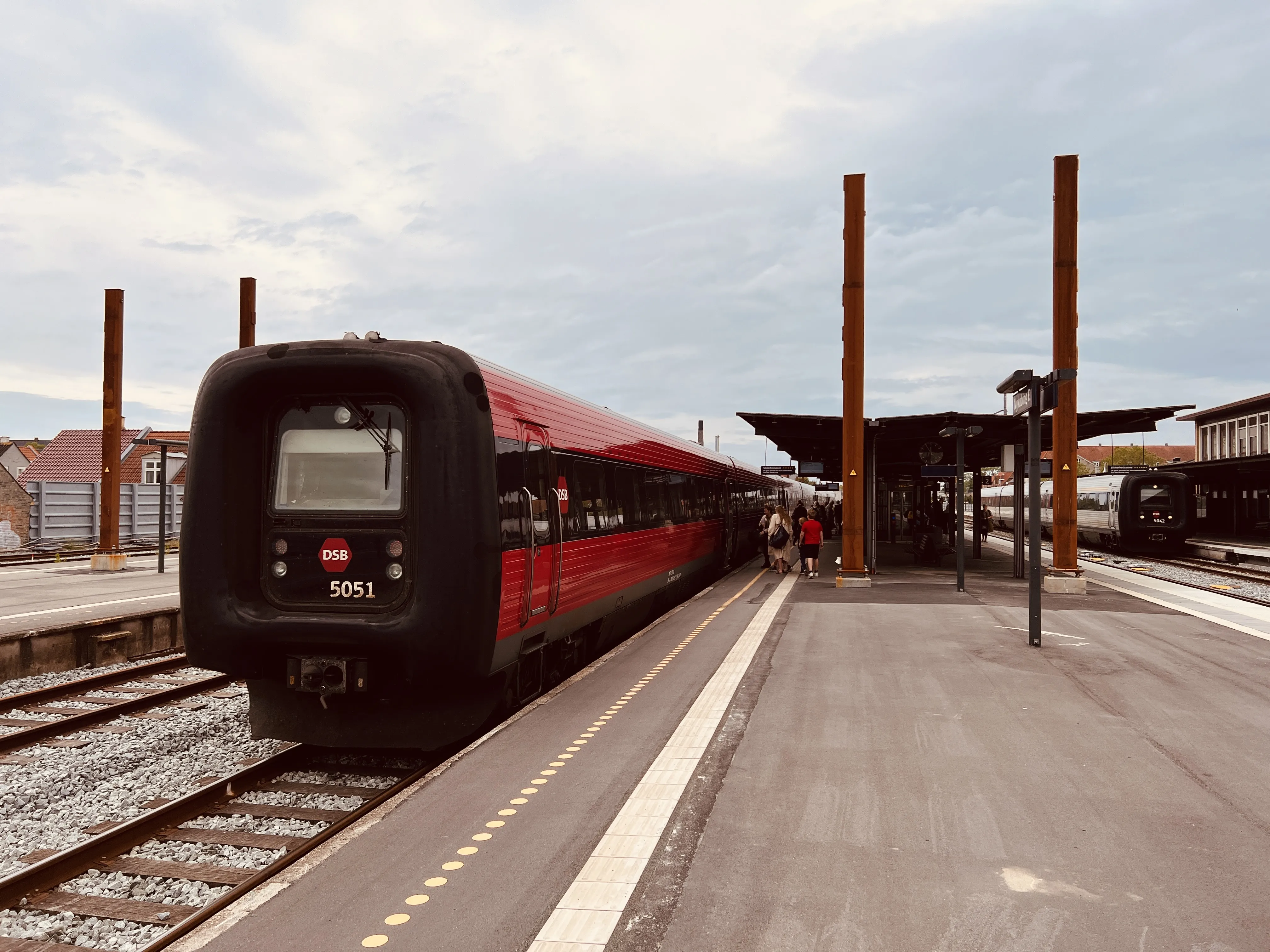 Billede af DSB MF 5051 fotograferet ud for Nykøbing Falster Station.