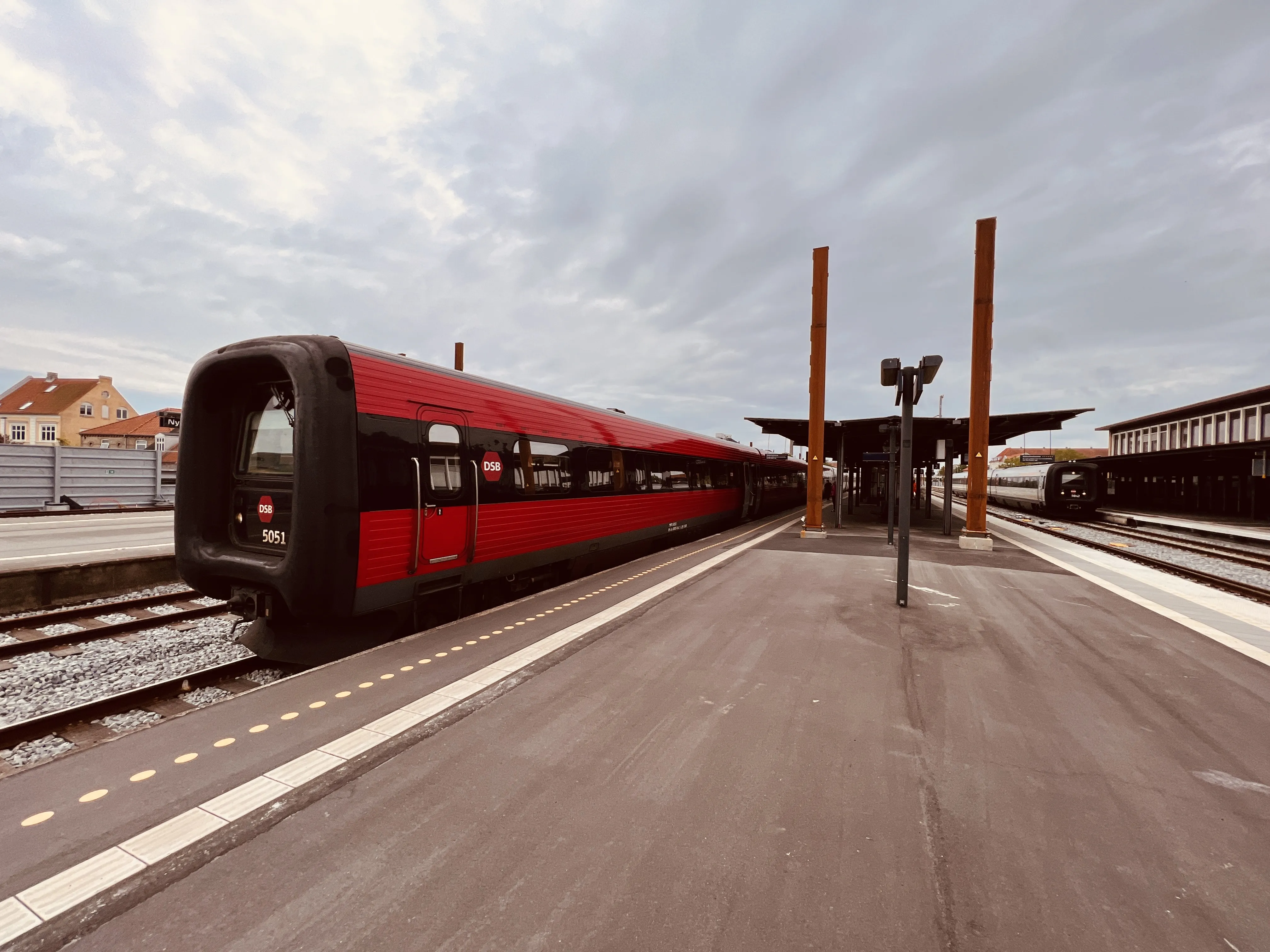 Billede af DSB MF 5051 fotograferet ud for Nykøbing Falster Station.