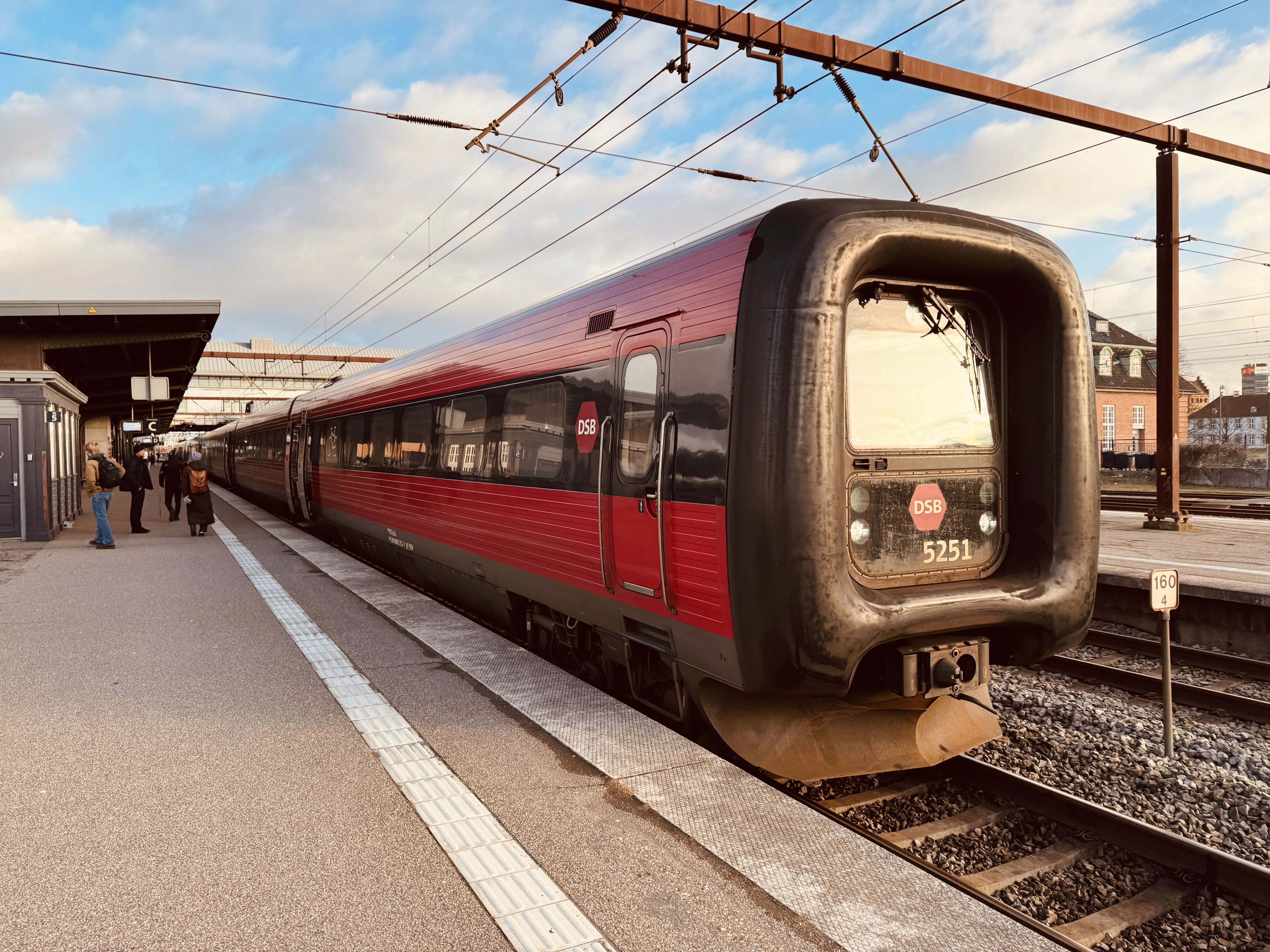 Billede af DSB MF 5051 fotograferet ud for Odense Banegård Center.