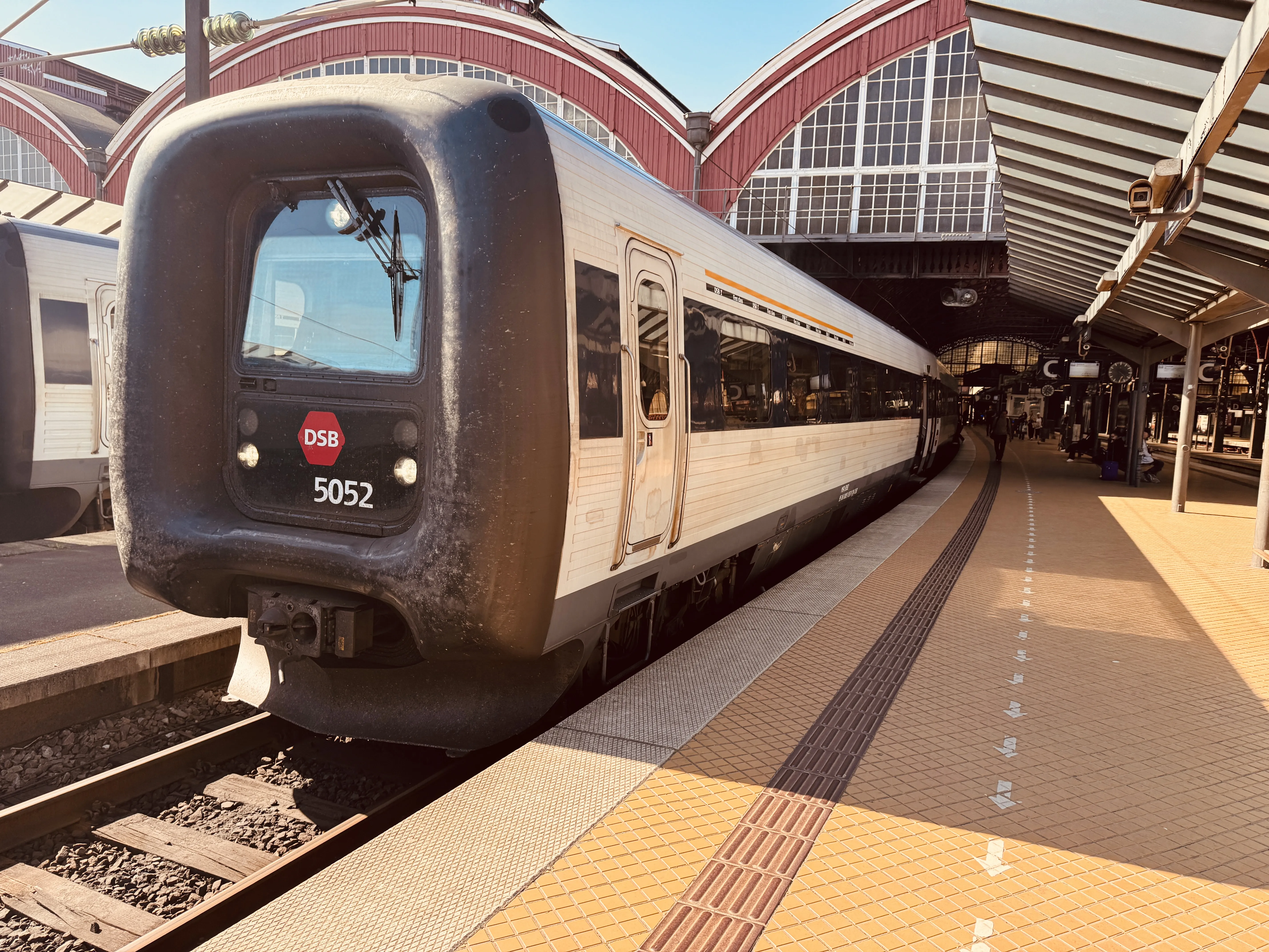 Billede af DSB MF 5052 fotograferet ud for København Hovedbanegård.