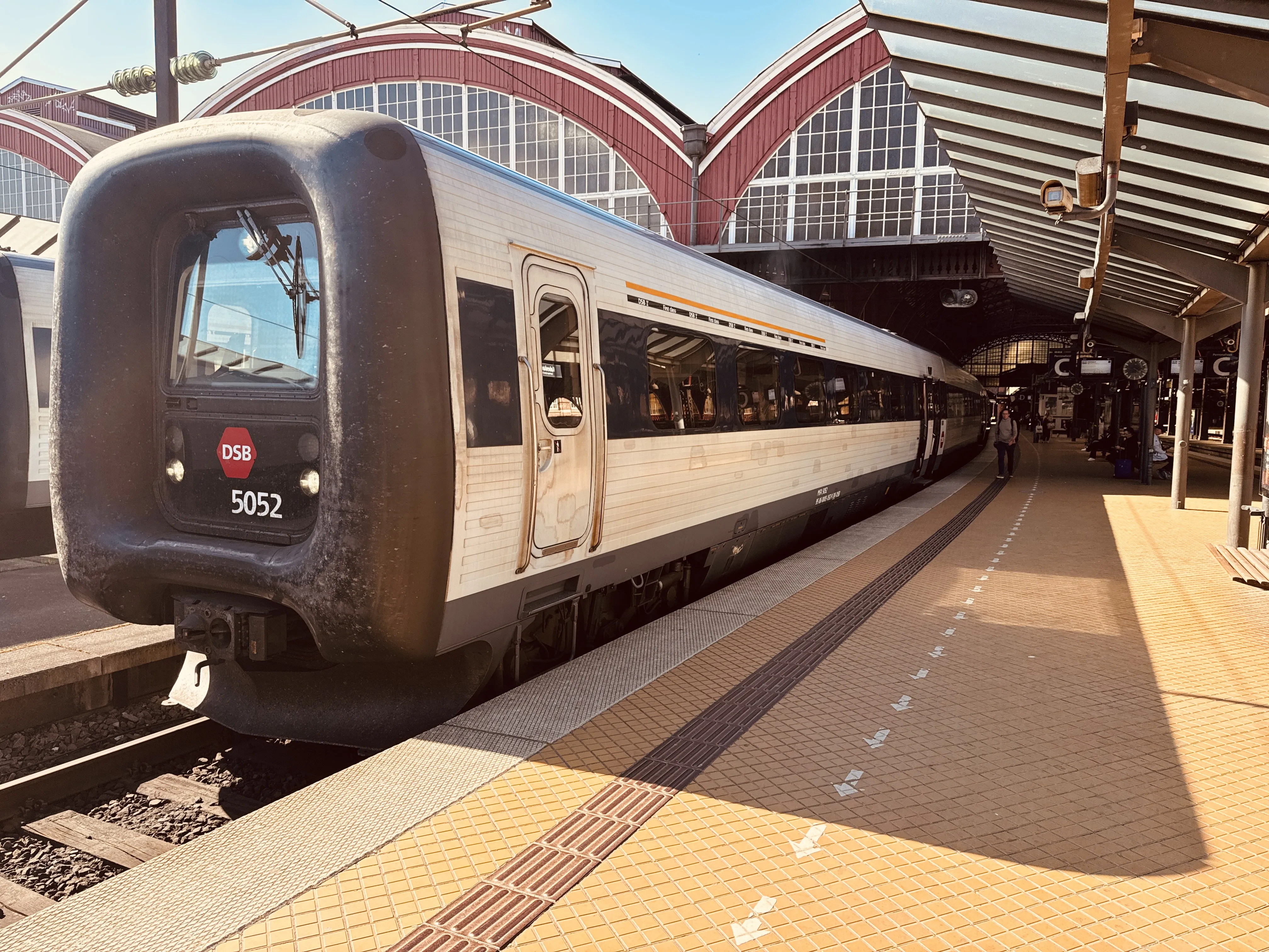 Billede af DSB MF 5052 fotograferet ud for København Hovedbanegård.