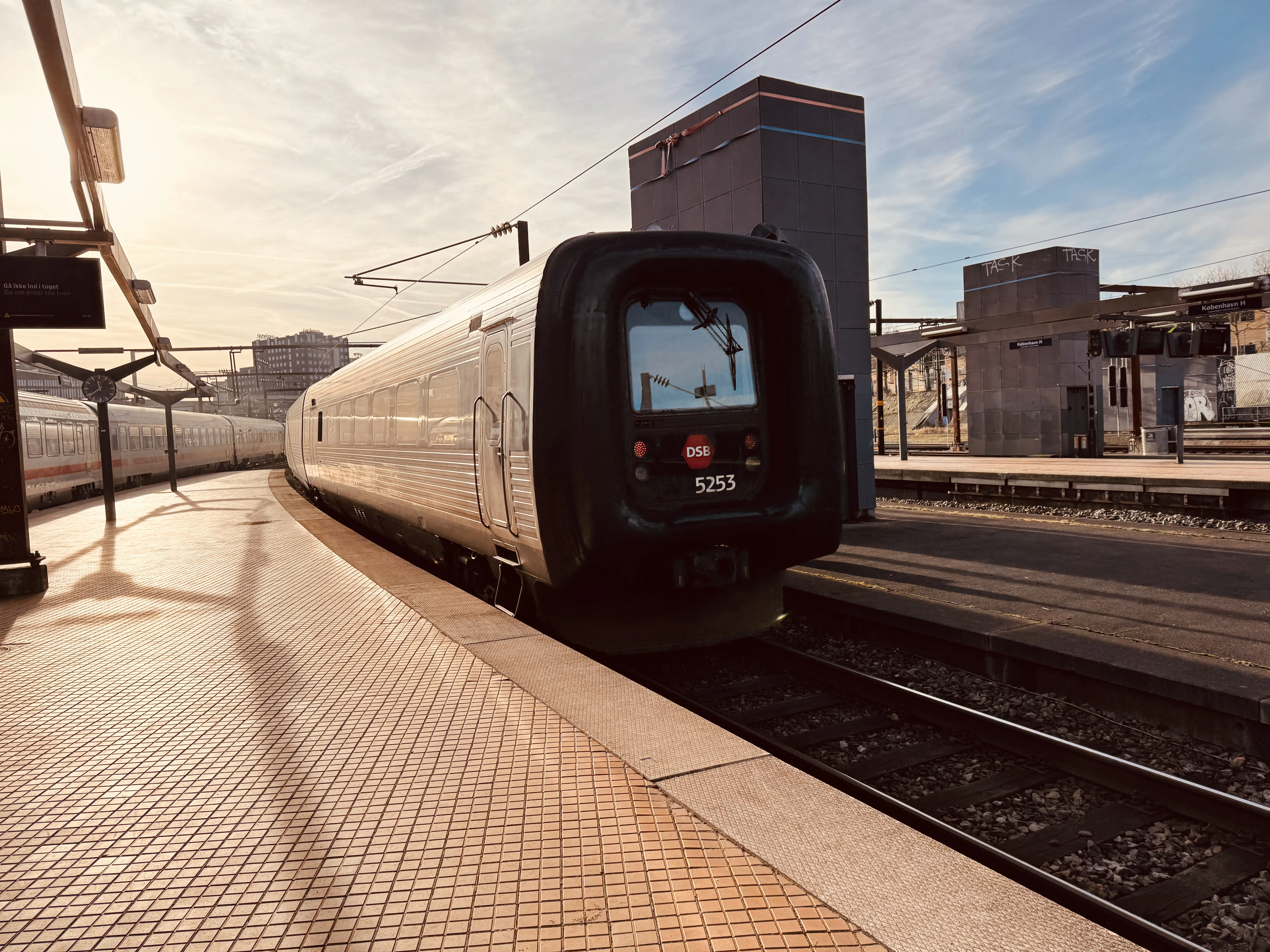 Billede af DSB MF 5053 fotograferet ud for København Hovedbanegård.