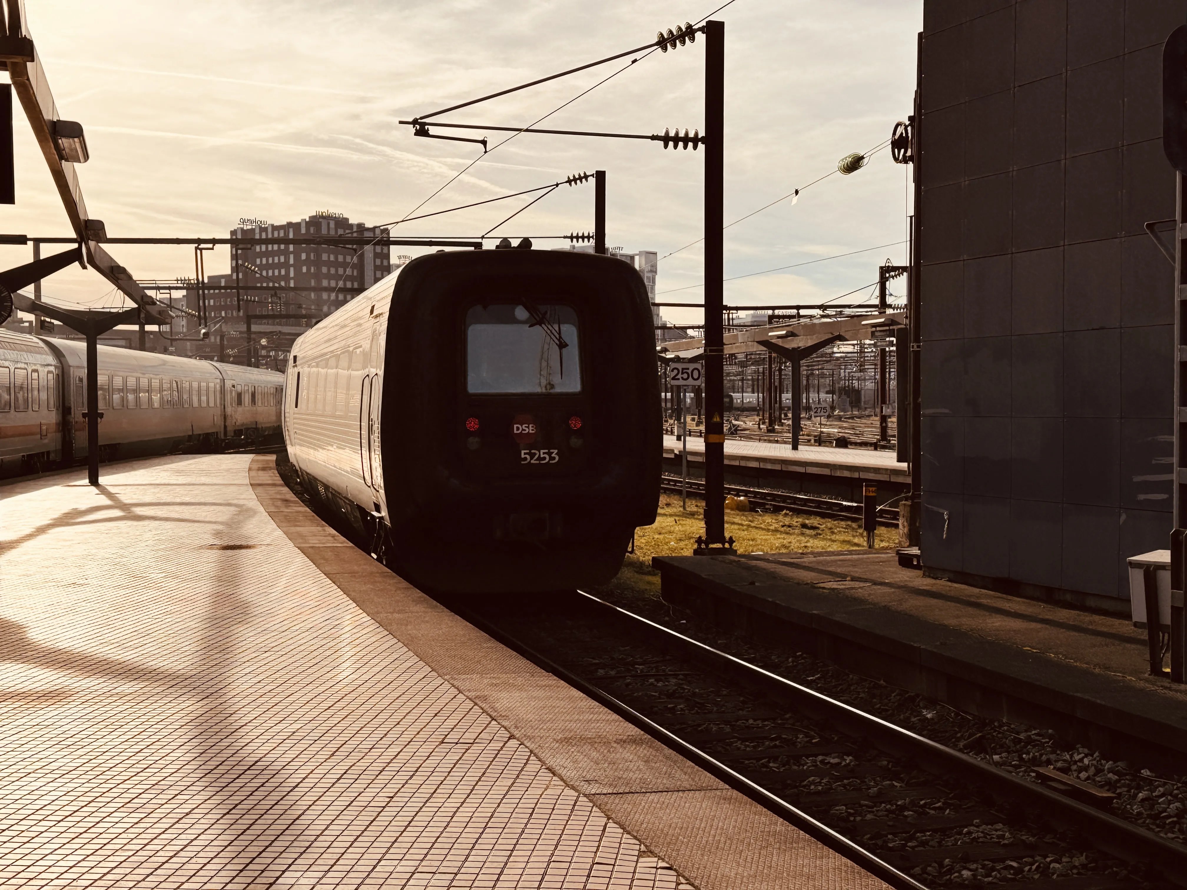 Billede af DSB MF 5053 fotograferet ud for København Hovedbanegård.