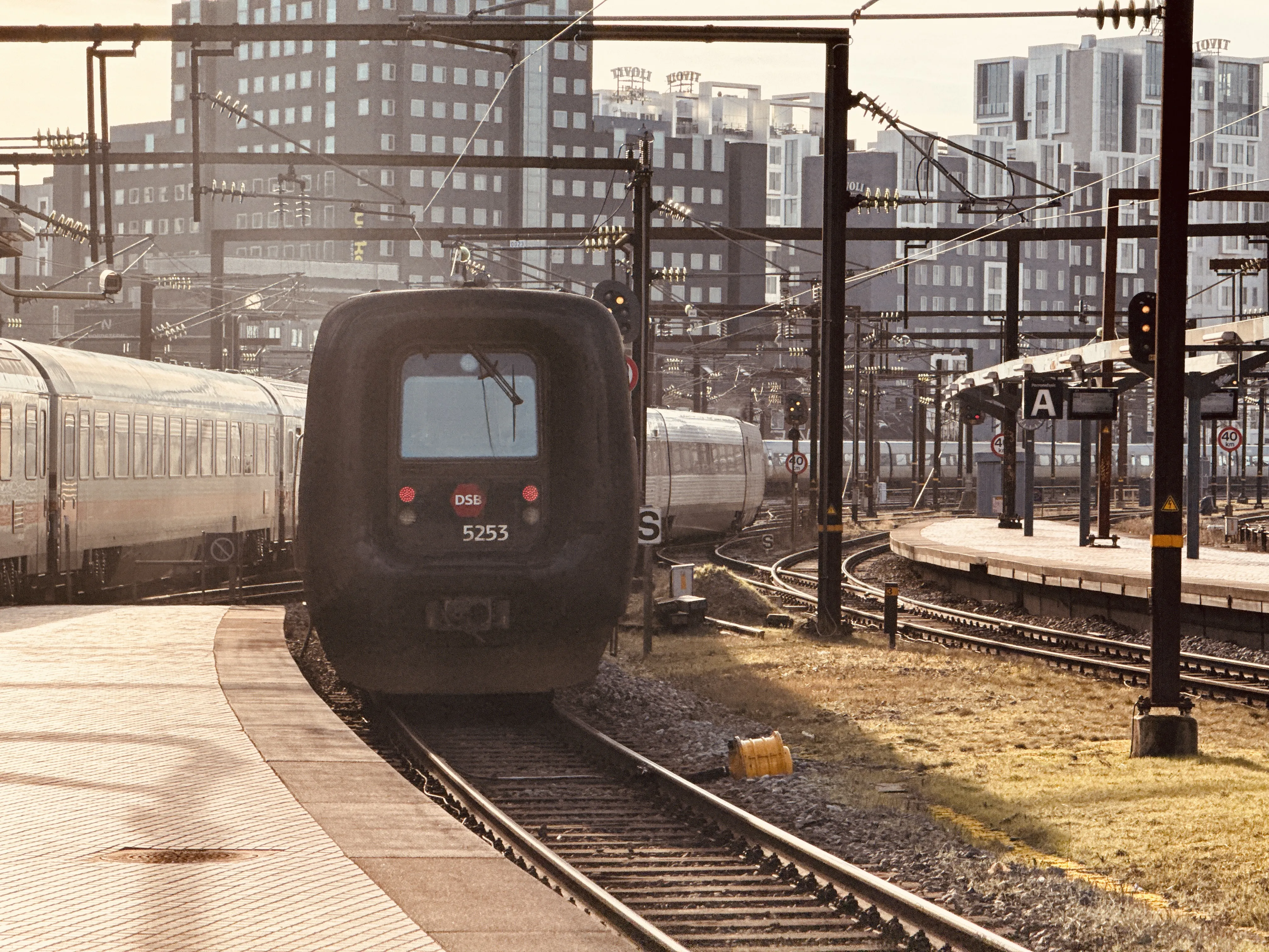 Billede af DSB MF 5053 fotograferet ud for København Hovedbanegård.