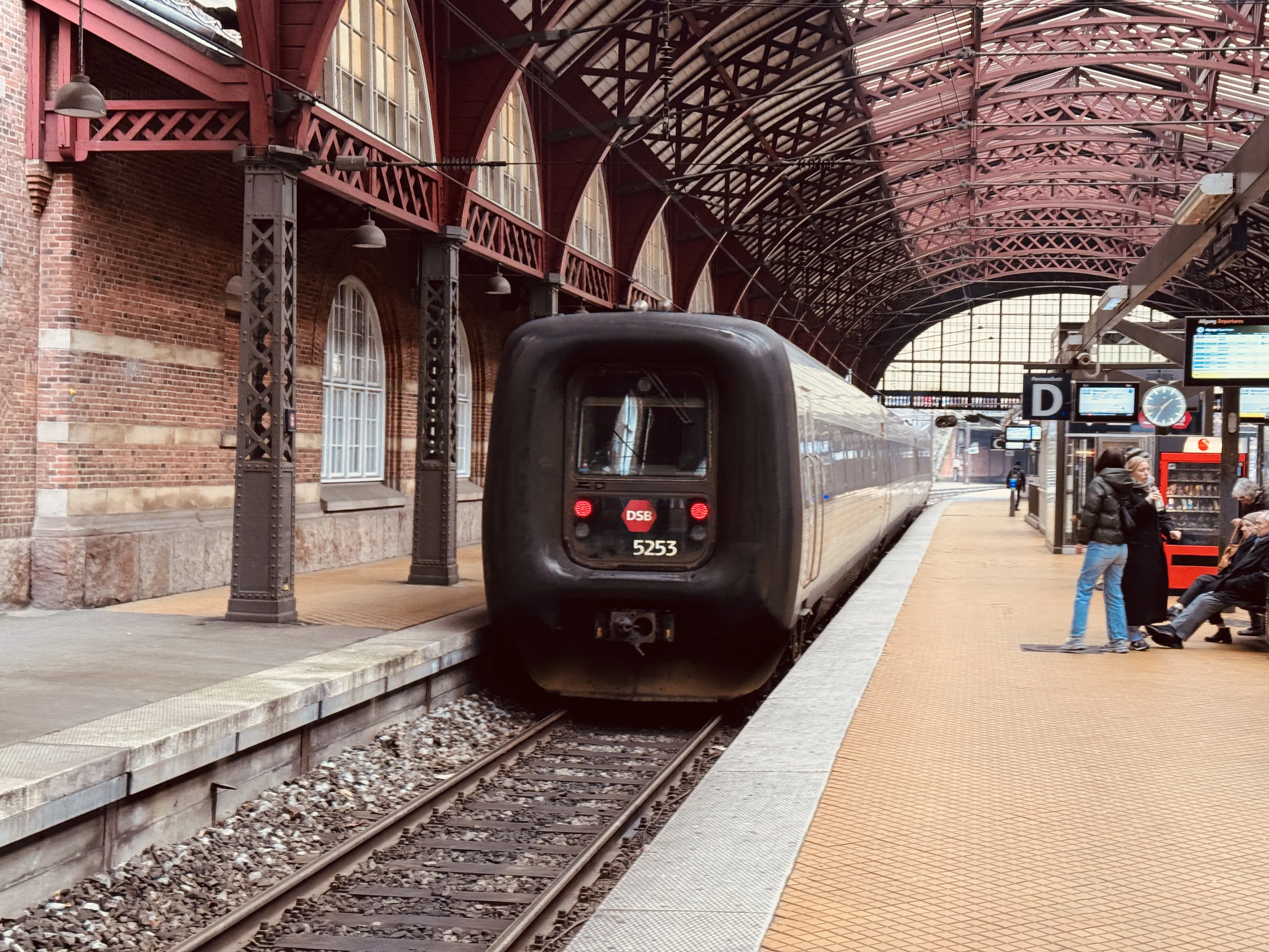 Billede af DSB MF 5053 fotograferet ud for København Hovedbanegård.