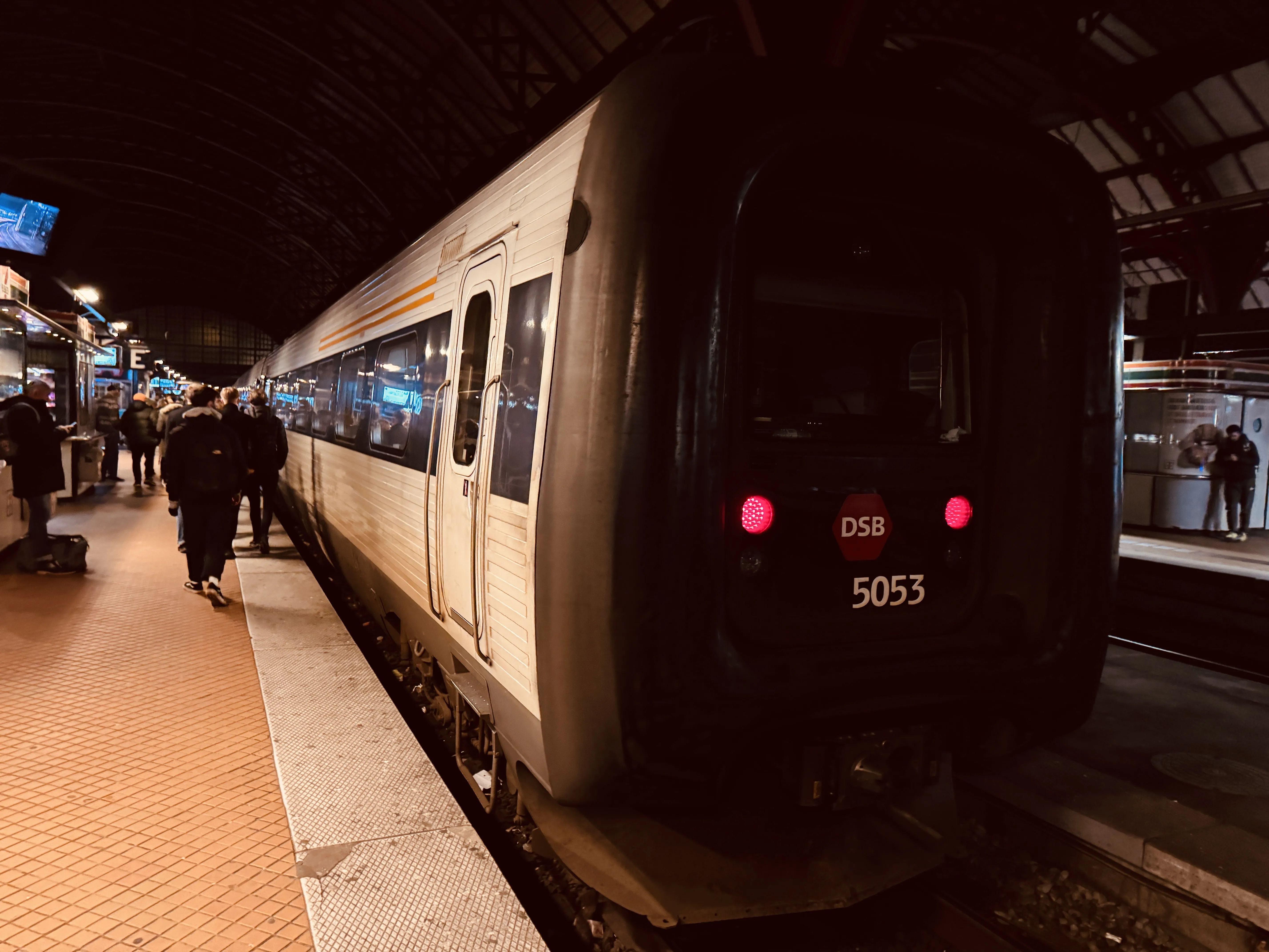 Billede af DSB MF 5053 fotograferet ud for København Hovedbanegård.