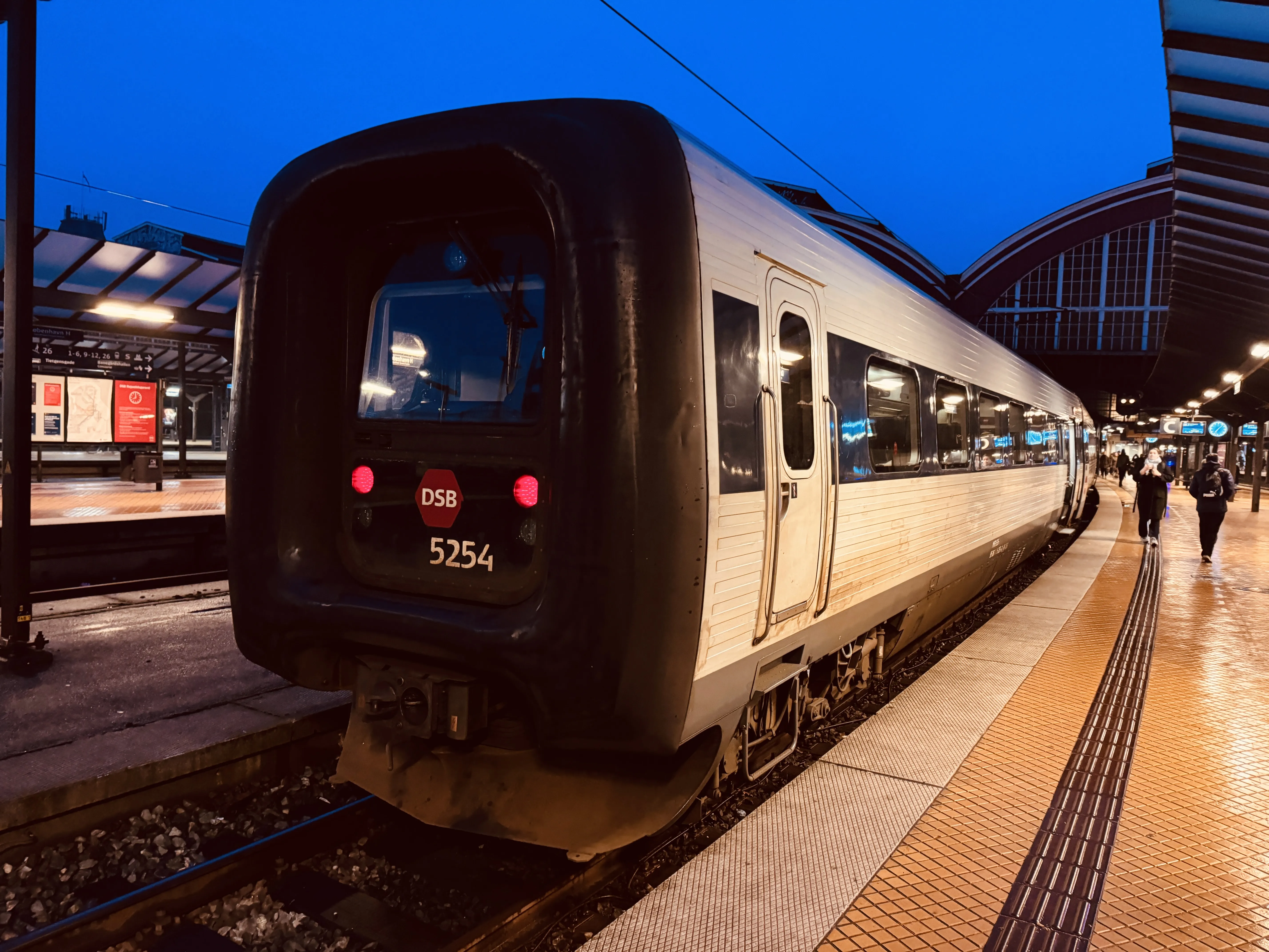 Billede af DSB MF 5054 fotograferet ud for København Hovedbanegård.