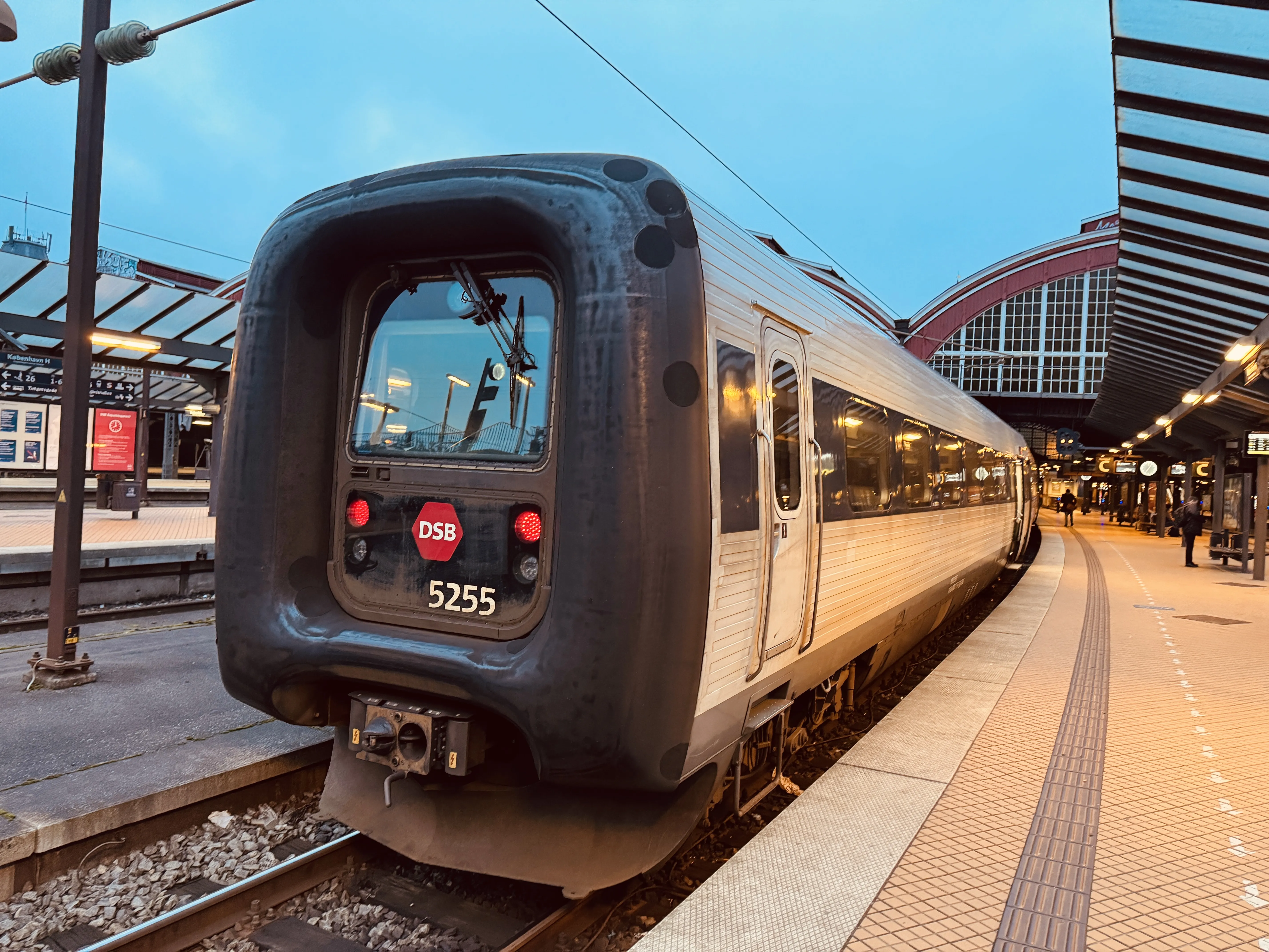 Billede af DSB MF 5055 fotograferet ud for København Hovedbanegård.