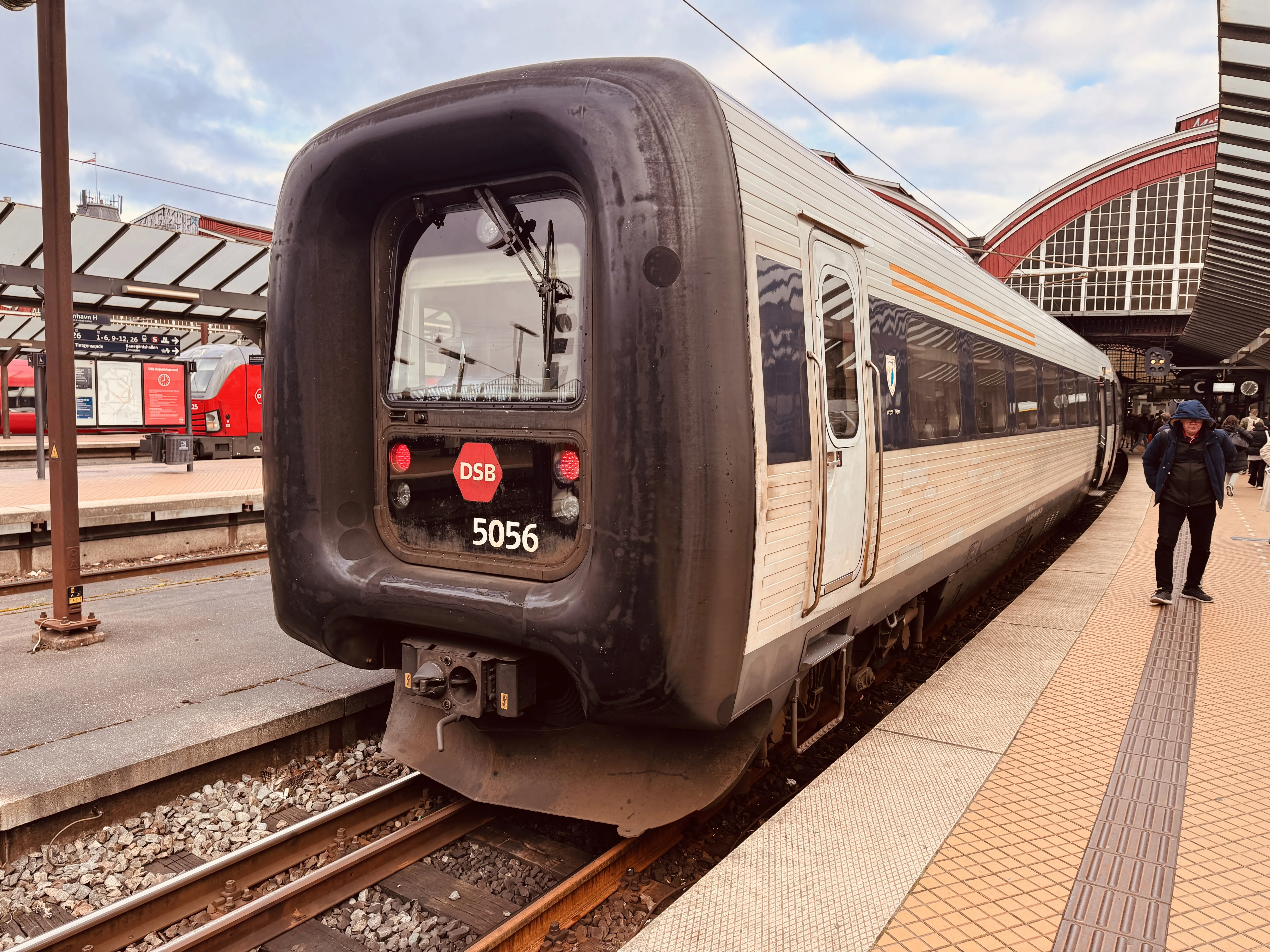 Billede af DSB MF 5056 fotograferet ud for København Hovedbanegård.