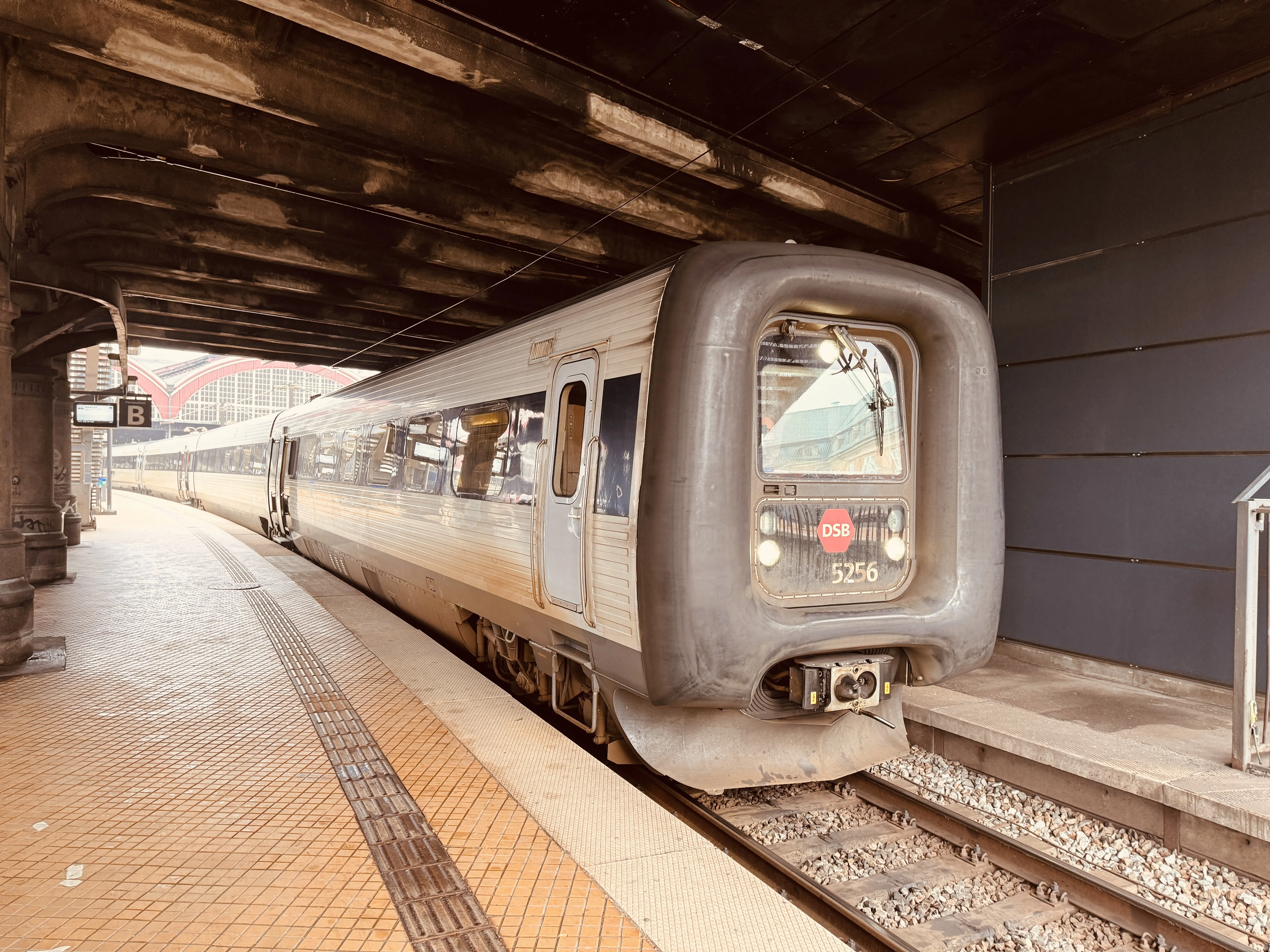 Billede af DSB MF 5056 fotograferet ud for København Hovedbanegård.