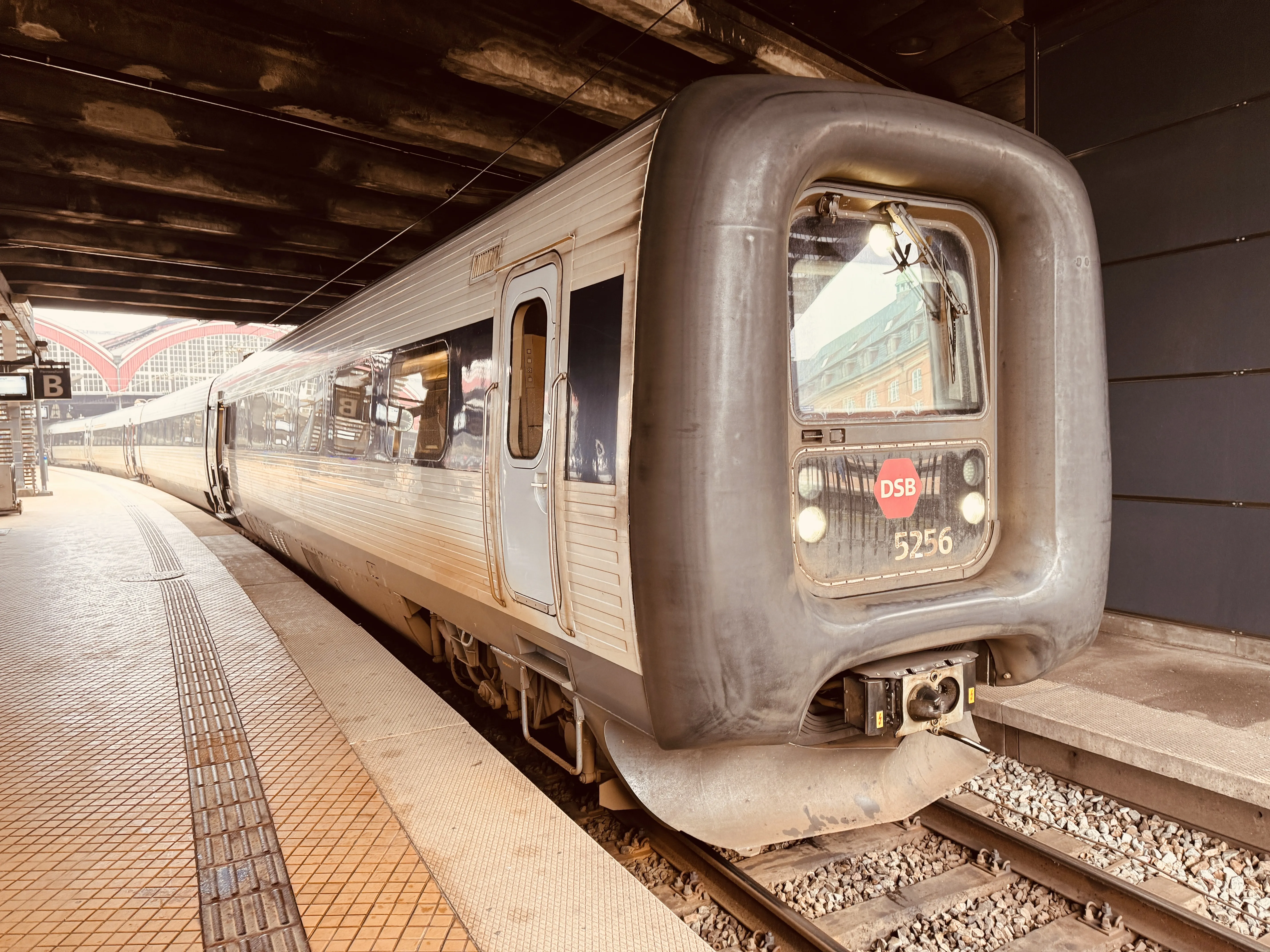 Billede af DSB MF 5056 fotograferet ud for København Hovedbanegård.