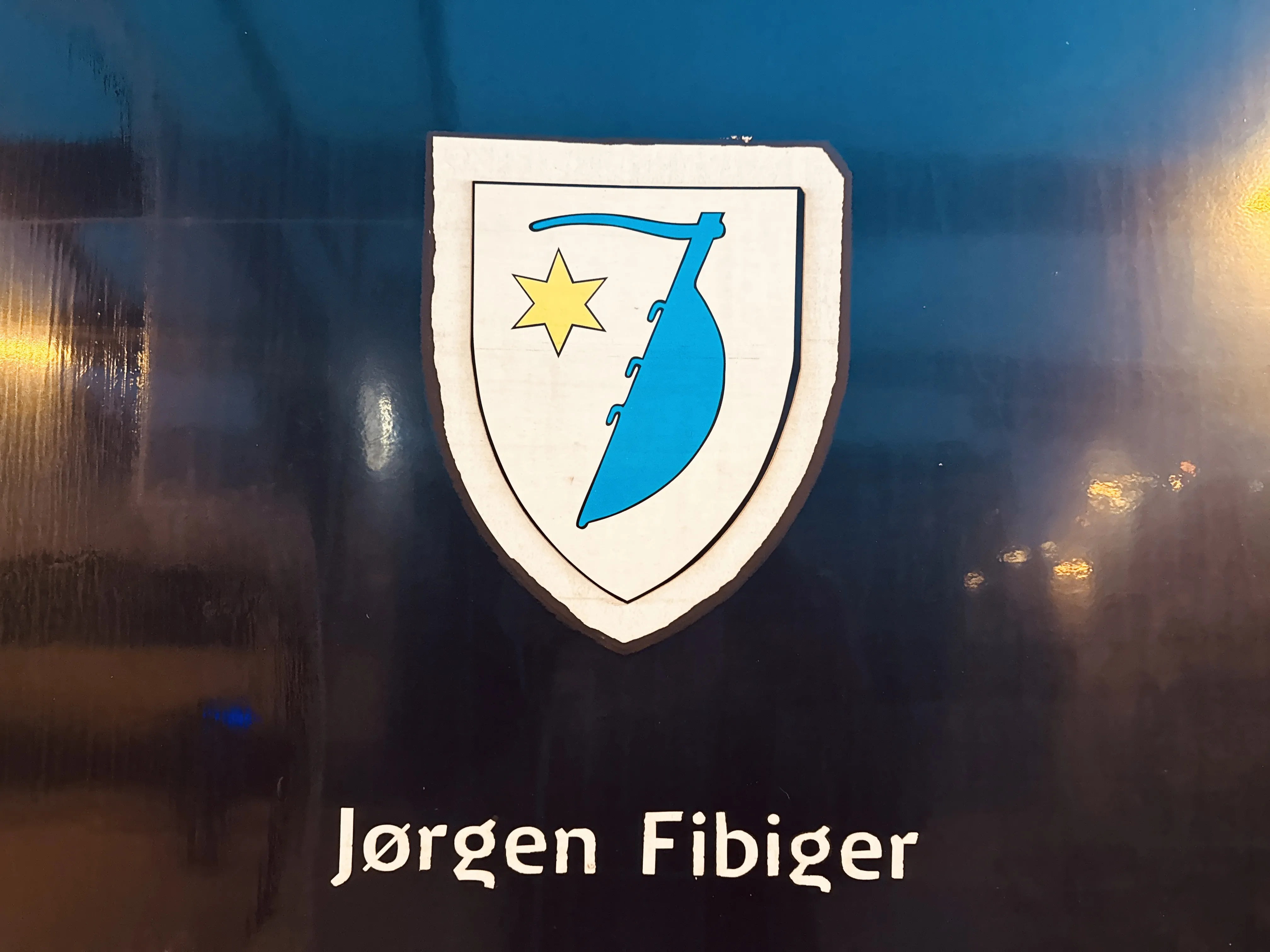 Billede af Hirtshalss byvåben og navngivet "Jørgen Fibiger" på siden af DSB MF 5056 fotograferet ud for København Hovedbanegård.