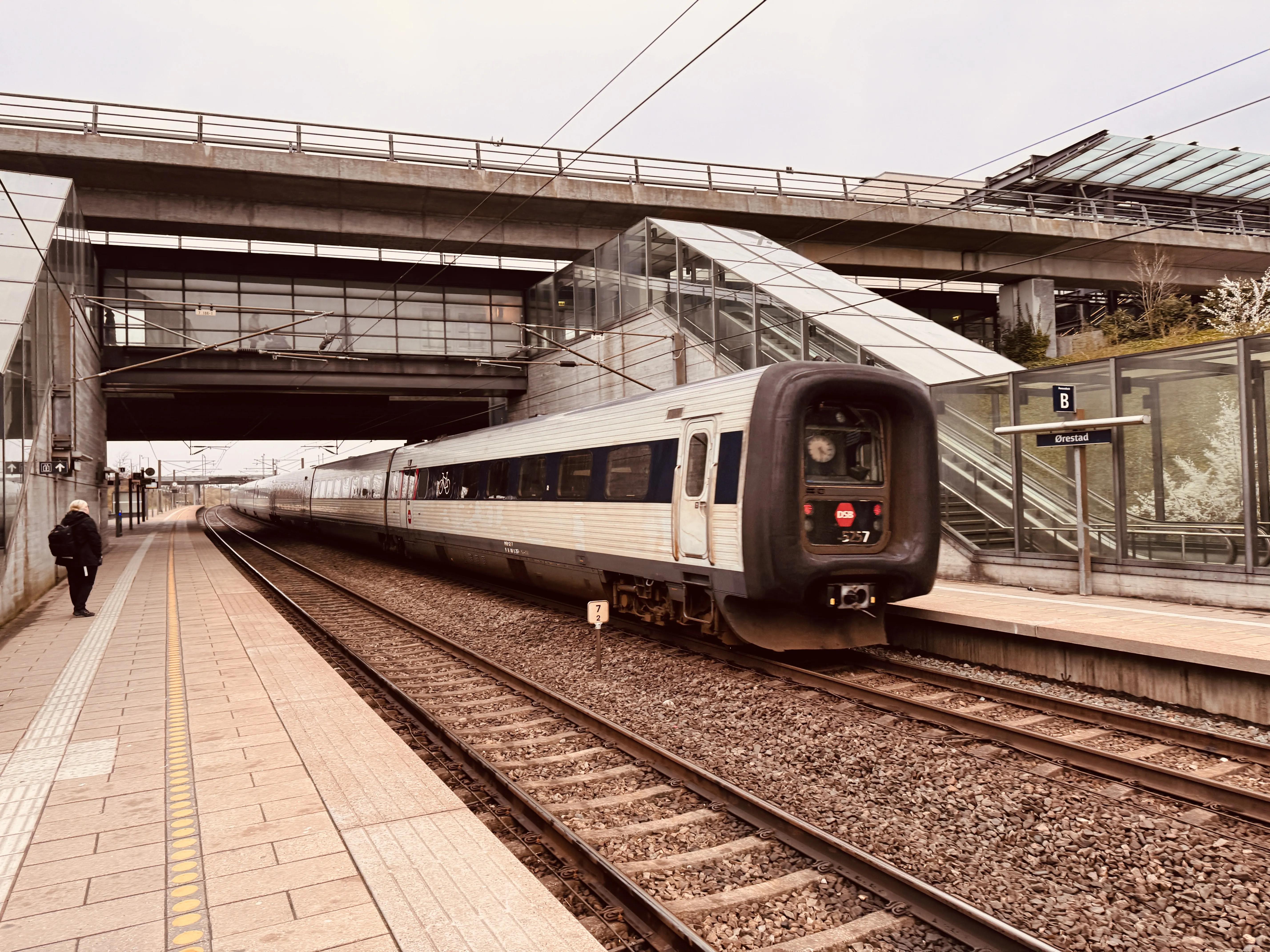 Billede af DSB MF 5057 fotograferet ud for Ørestad Trinbræt.