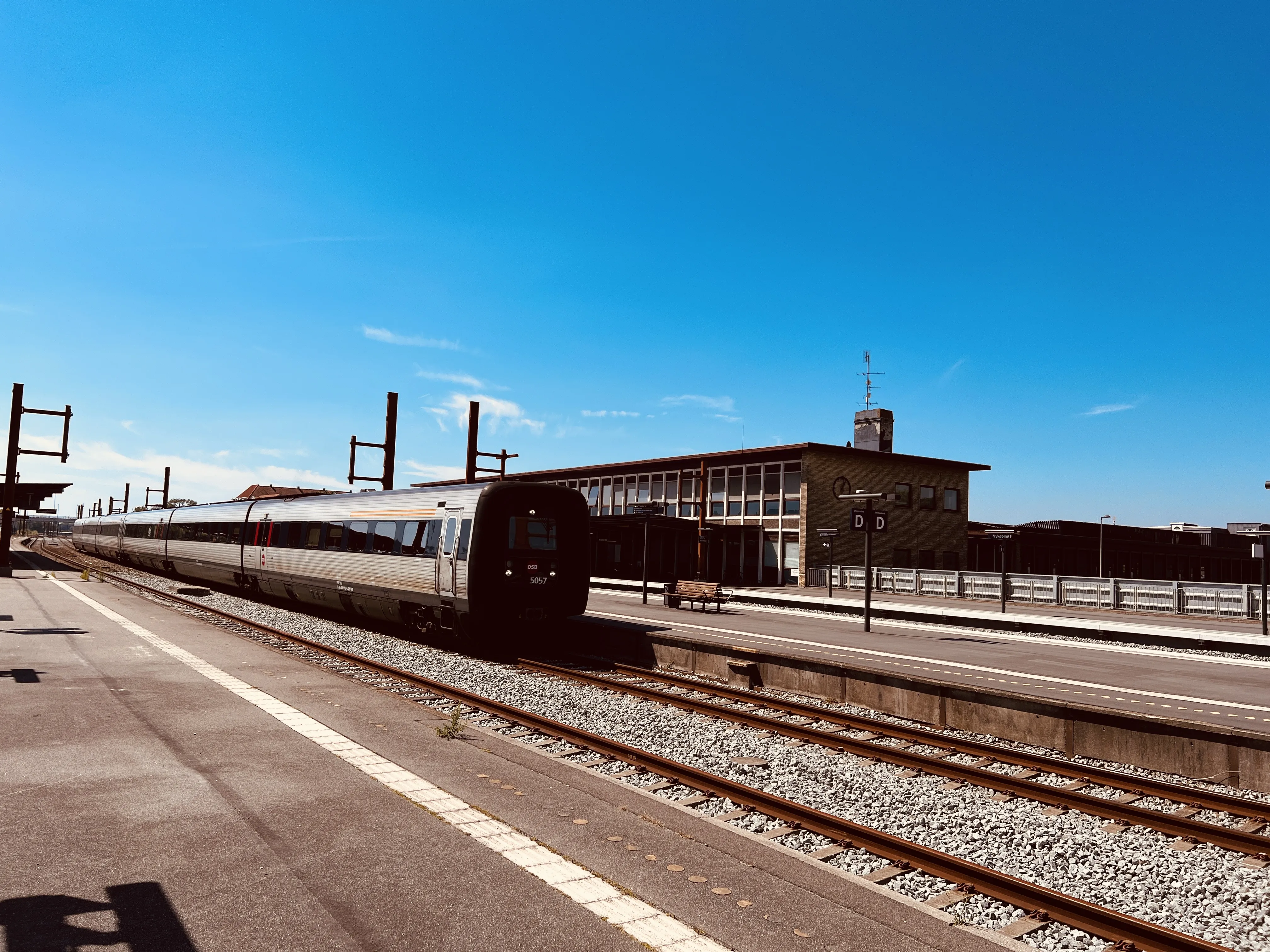 Billede af DSB MF 5057 fotograferet ud for Nykøbing Falster Station.