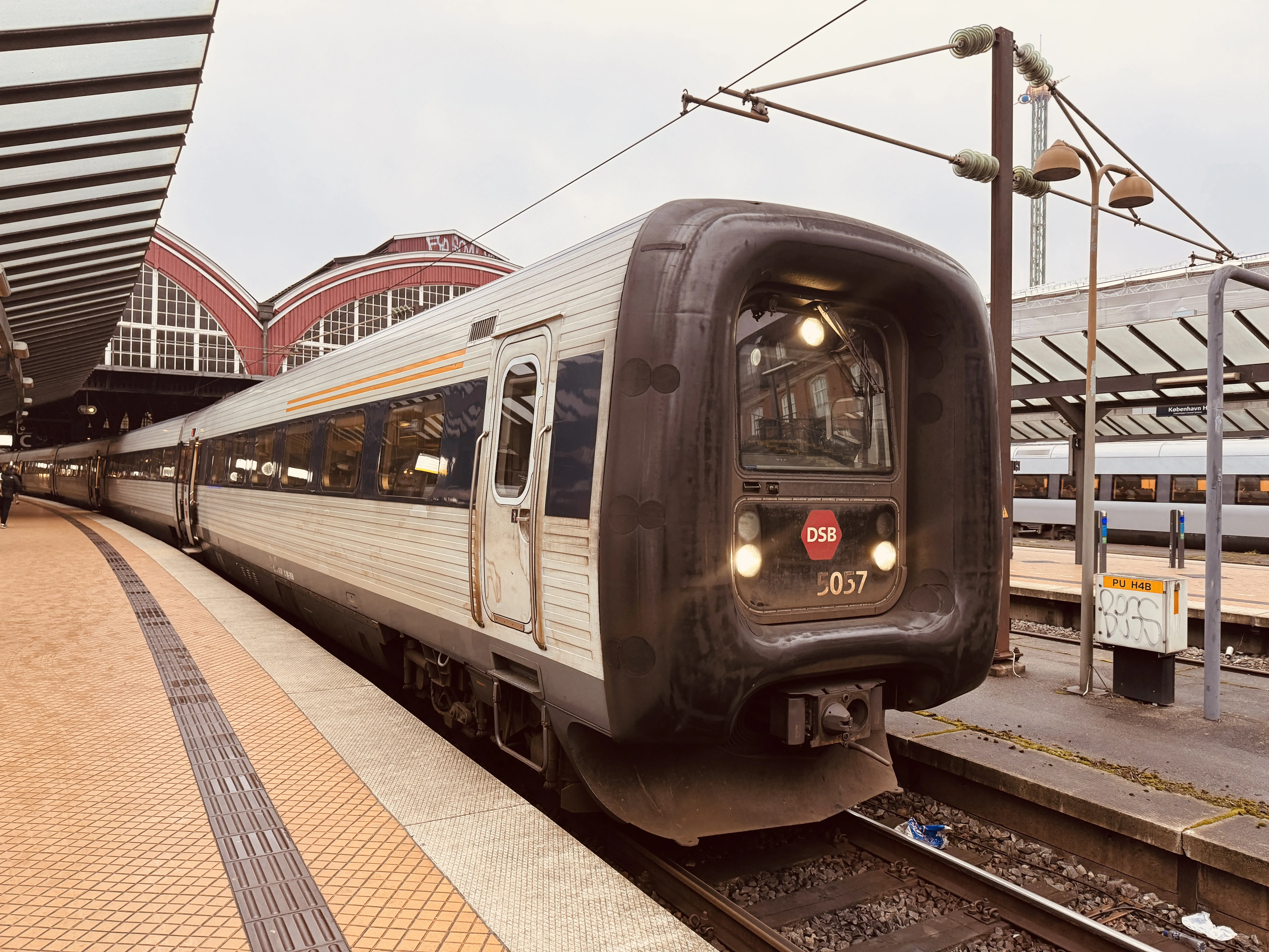 Billede af DSB MF 5057 fotograferet ud for København Hovedbanegård.