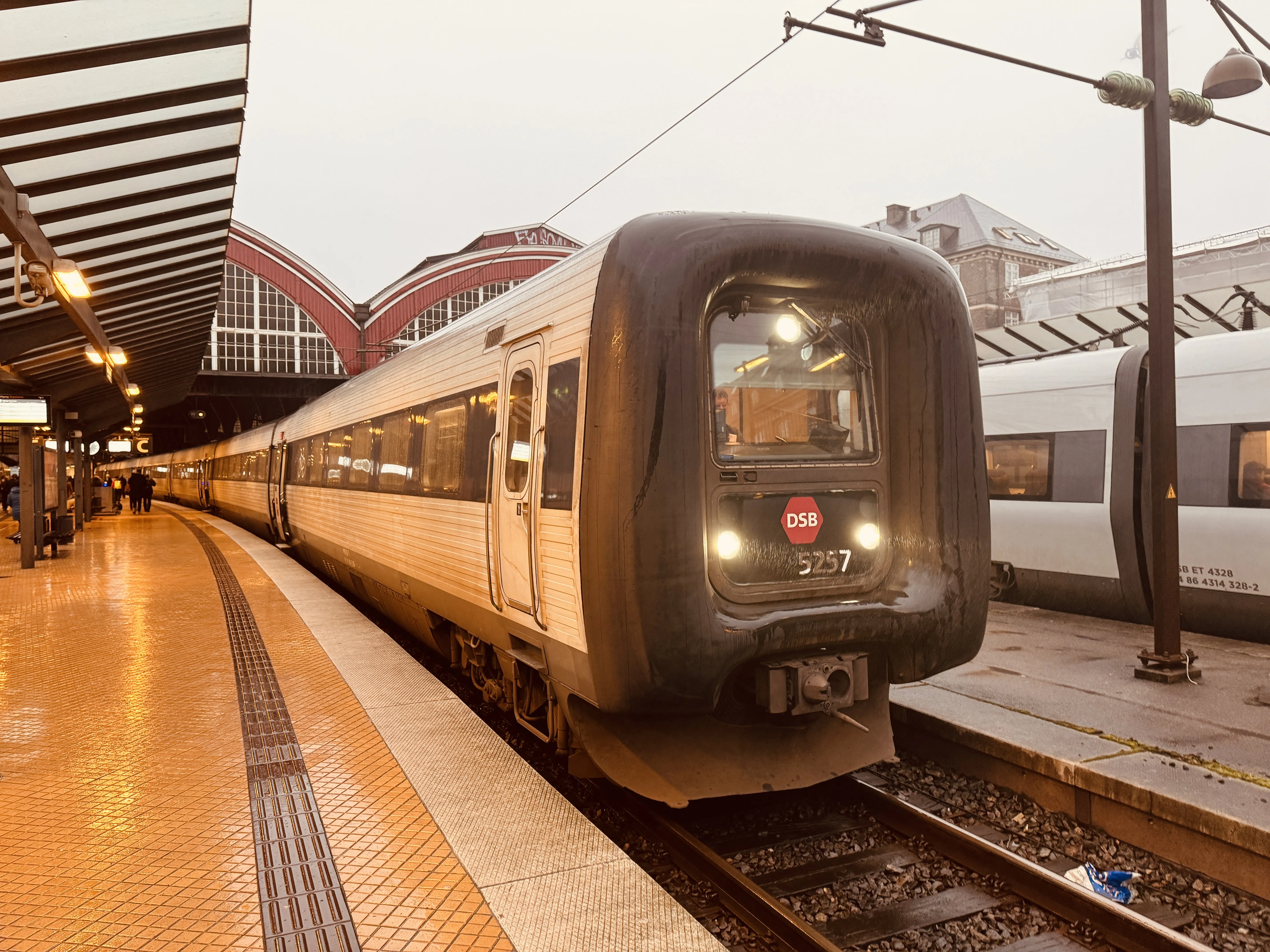 Billede af DSB MF 5057 fotograferet ud for København Hovedbanegård.