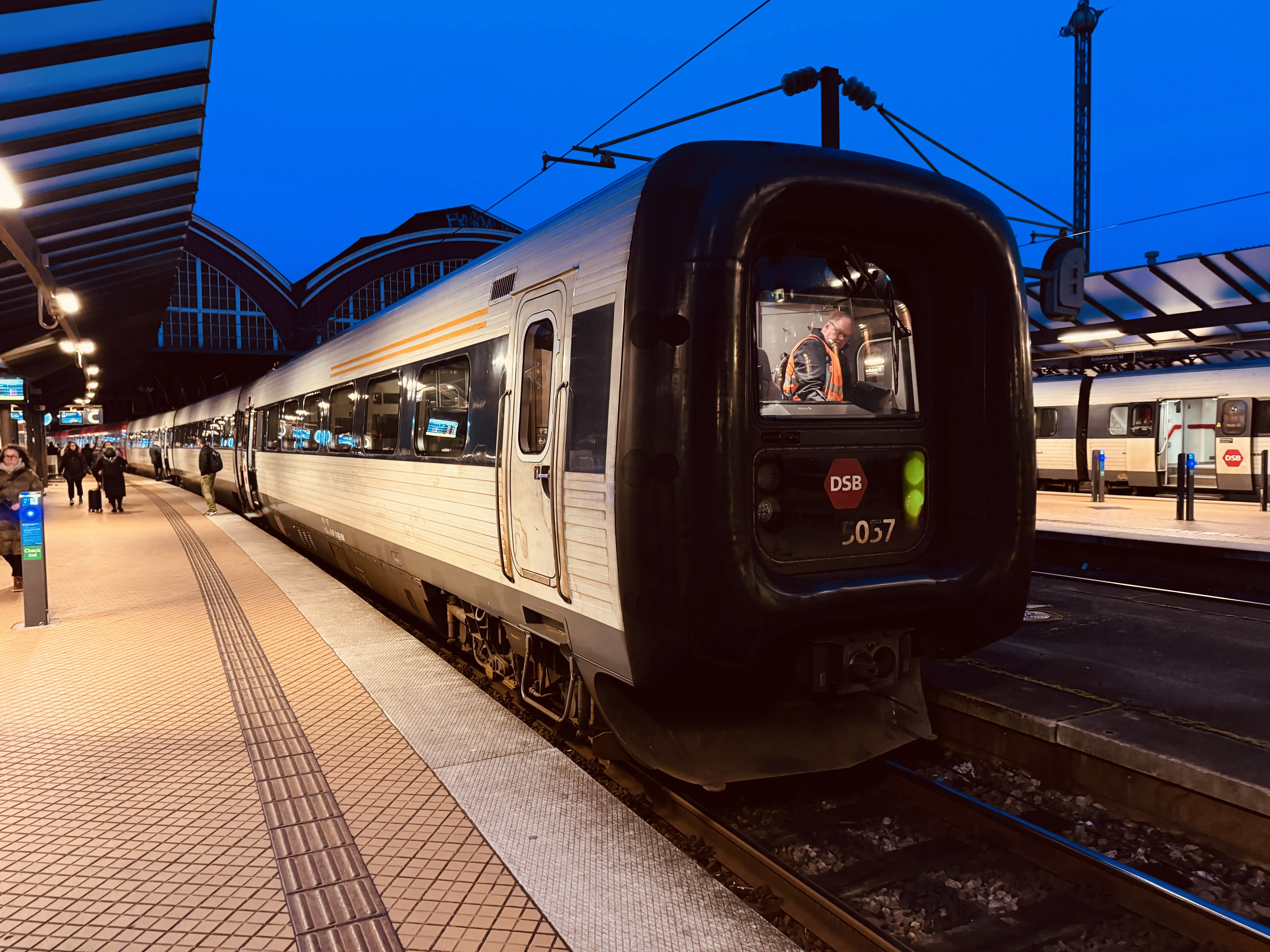 Billede af DSB MF 5057 fotograferet ud for København Hovedbanegård.