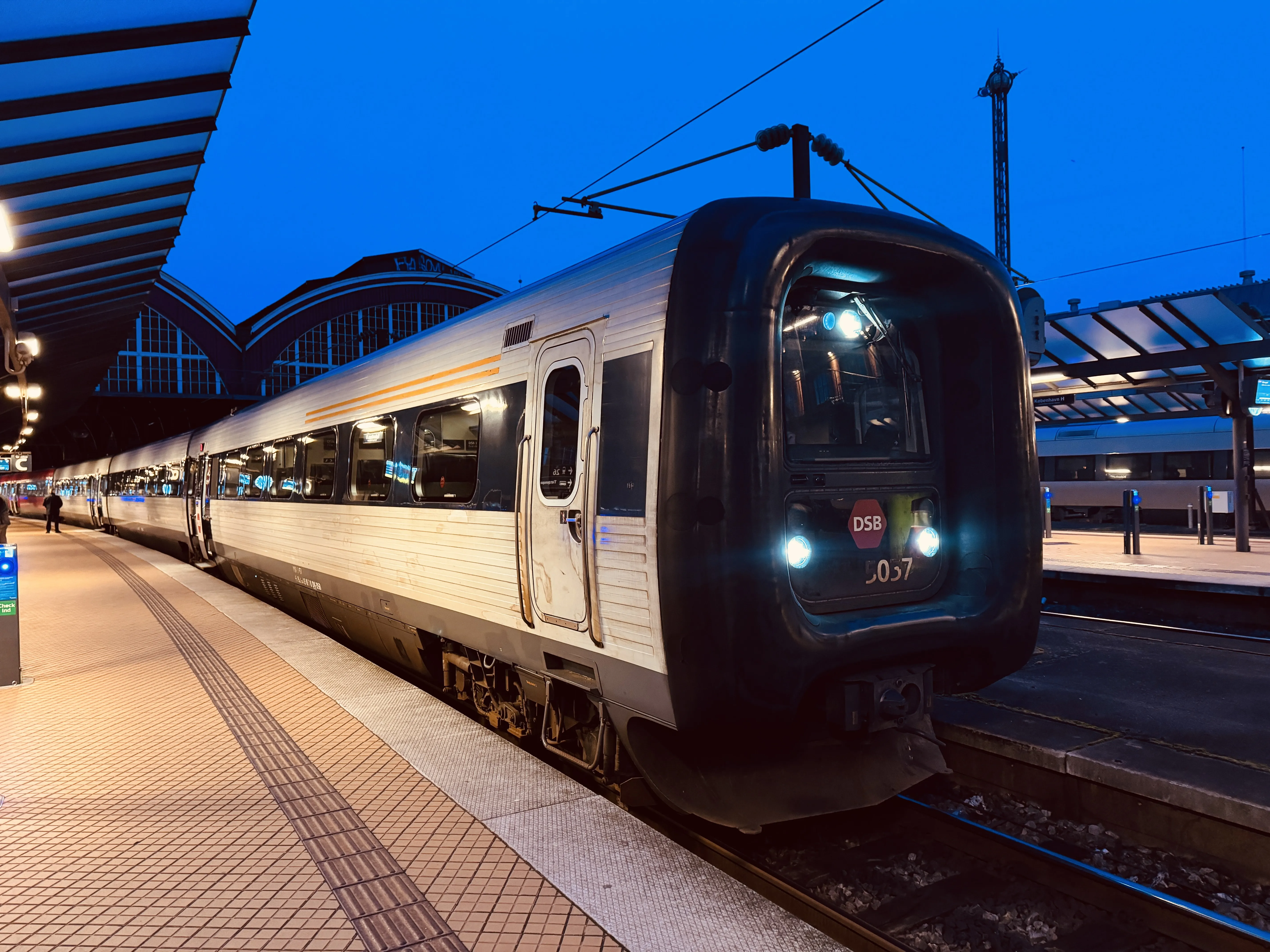 Billede af DSB MF 5057 fotograferet ud for København Hovedbanegård.