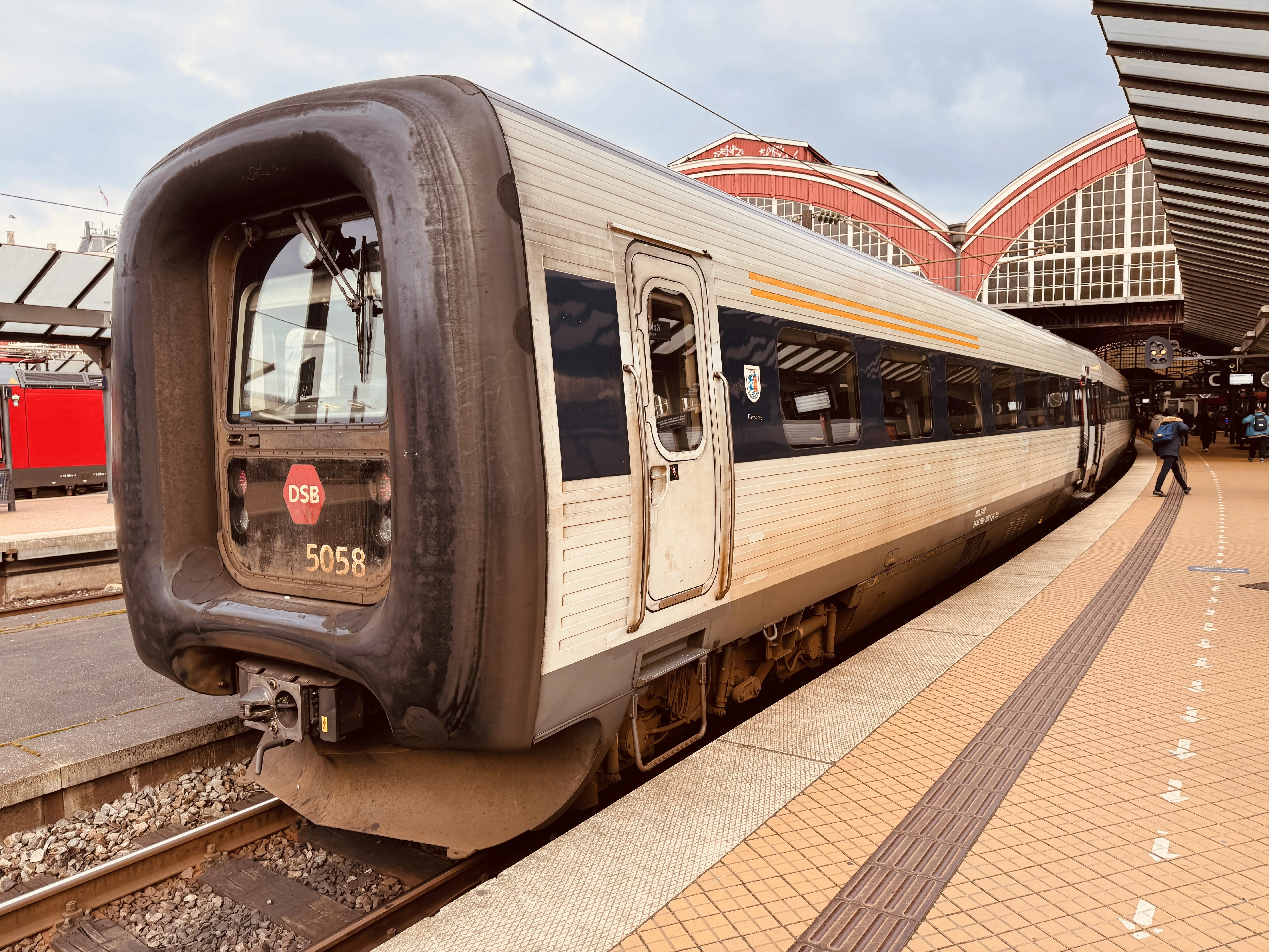 Billede af DSB MF 5058 fotograferet ud for København Hovedbanegård.