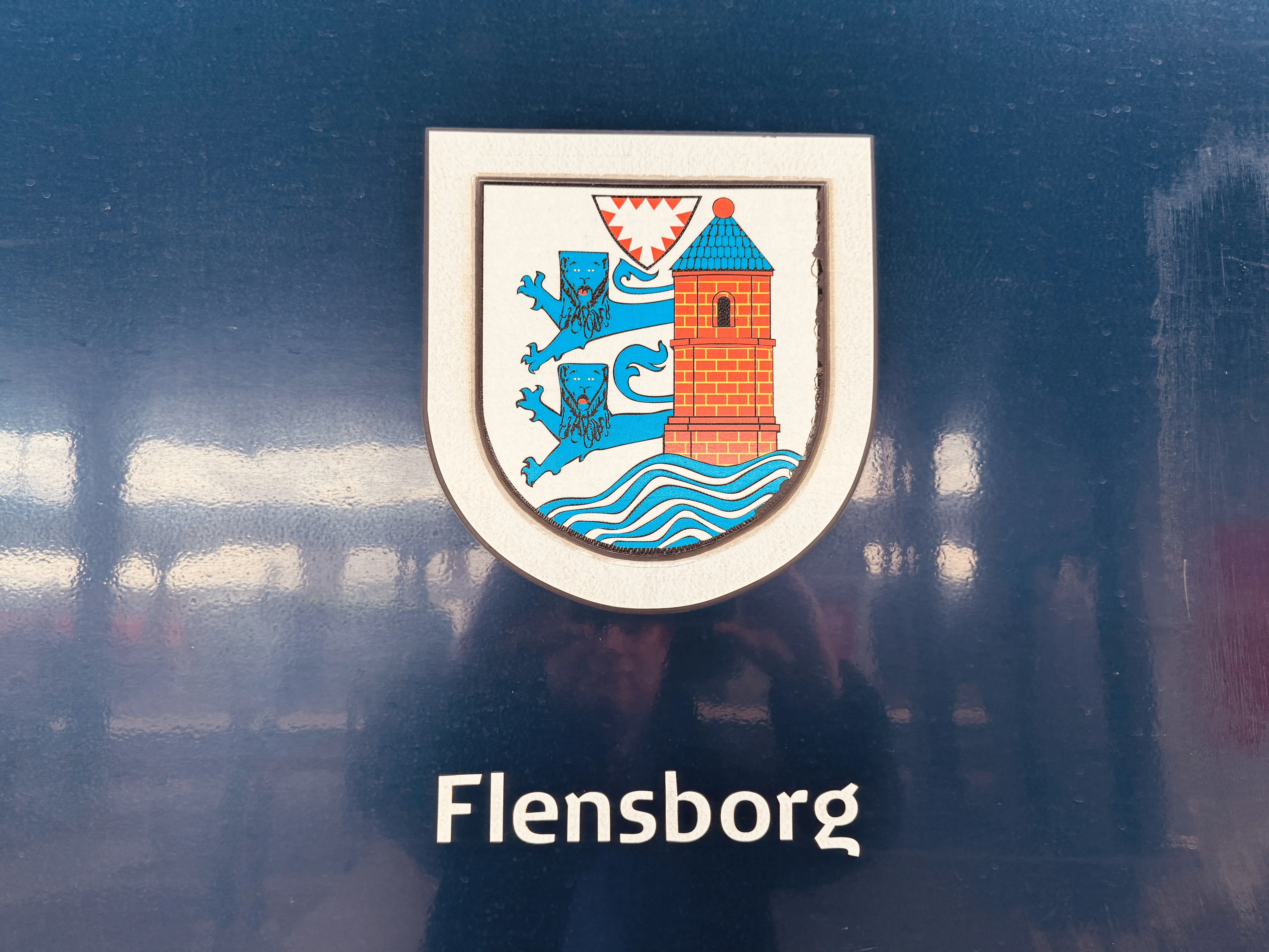 Billede af Flensborgs byvåben og navngivet "Flensborg" på siden af DSB MF 5058 fotograferet ud for København Hovedbanegård.