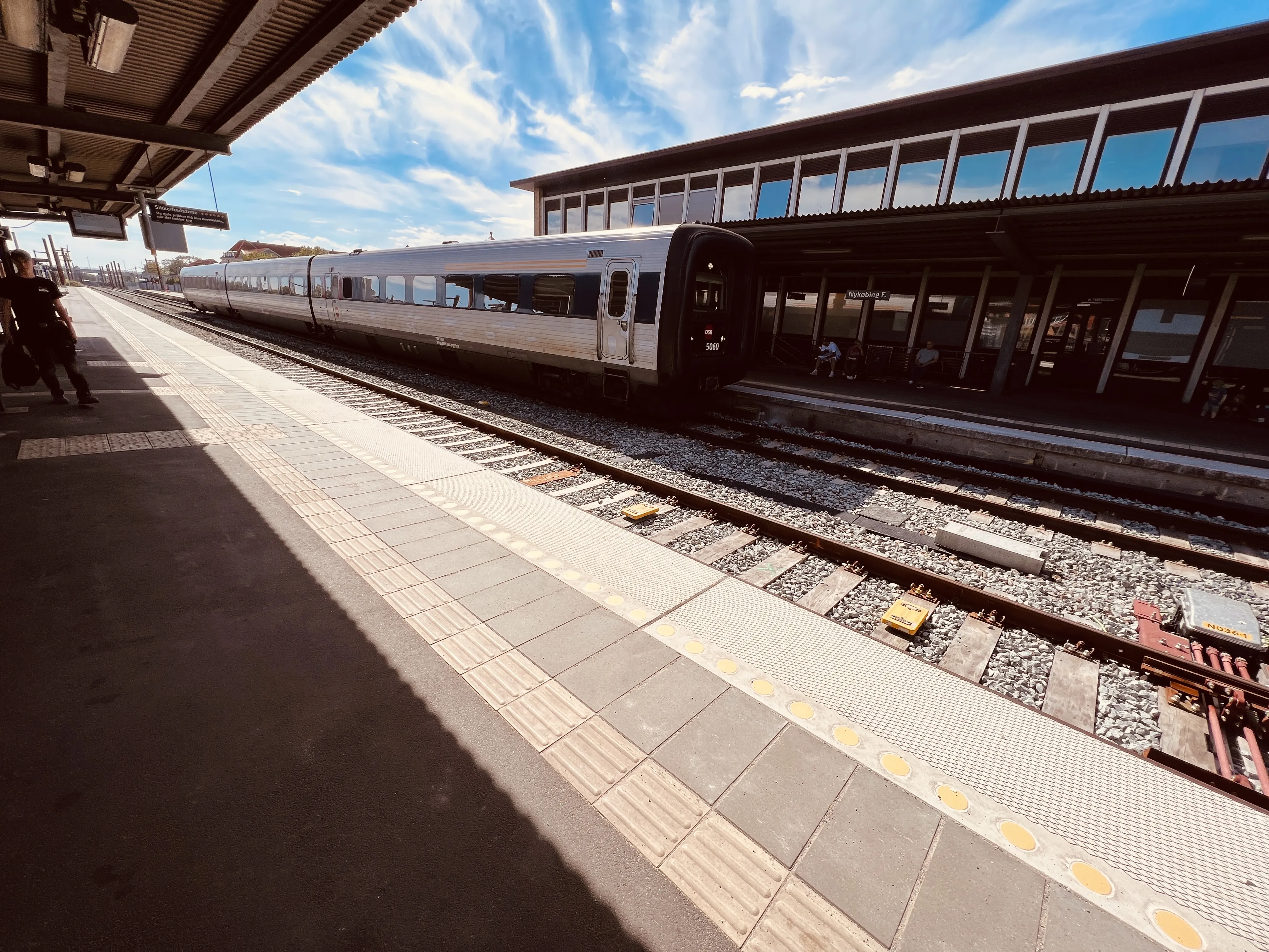 Billede af DSB MF 5060 fotograferet ud for Nykøbing Falster Station.