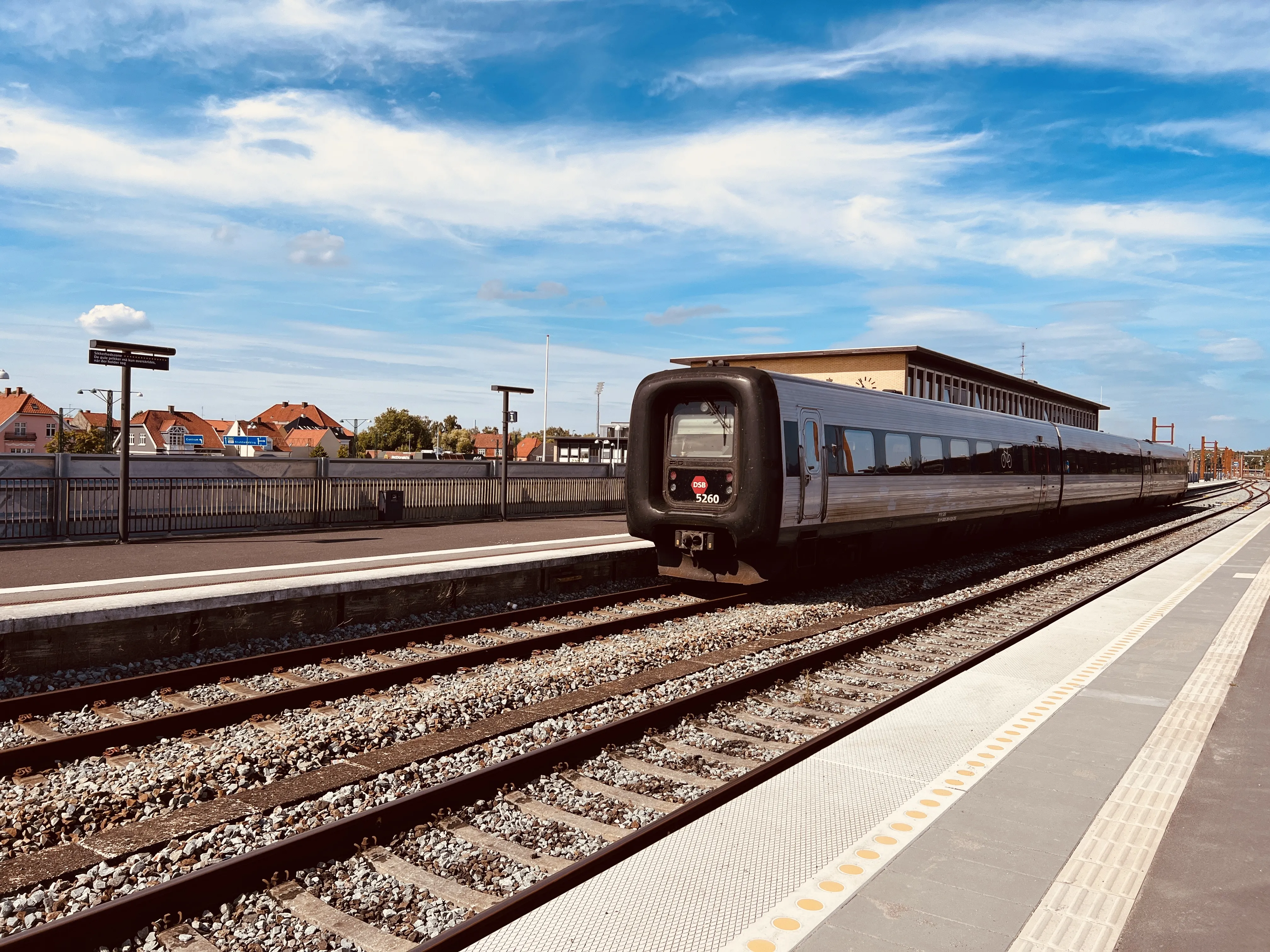 Billede af DSB MF 5060 fotograferet ud for Nykøbing Falster Station.