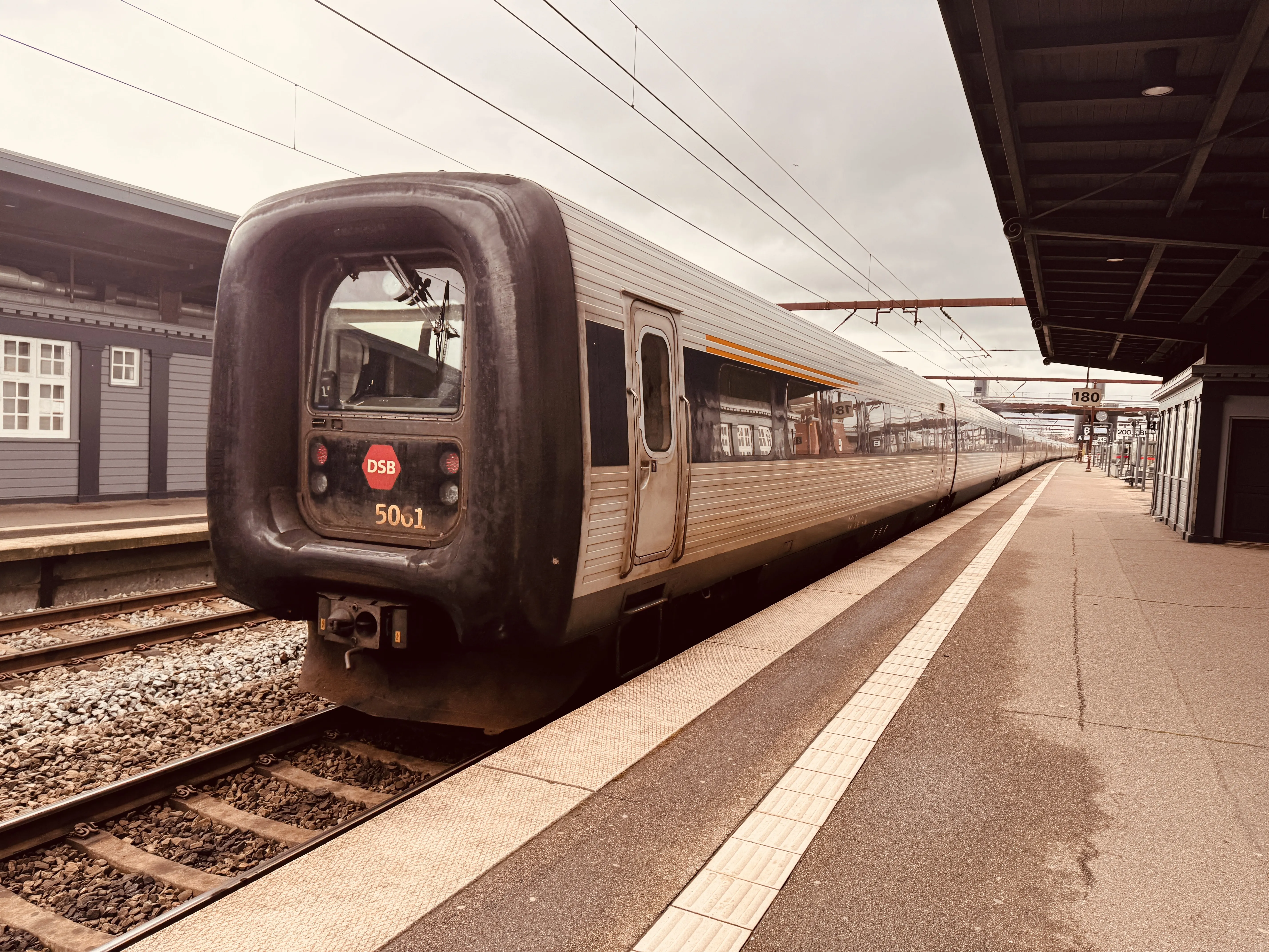 Billede af DSB MF 5061 fotograferet ud for Odense Banegård Center.