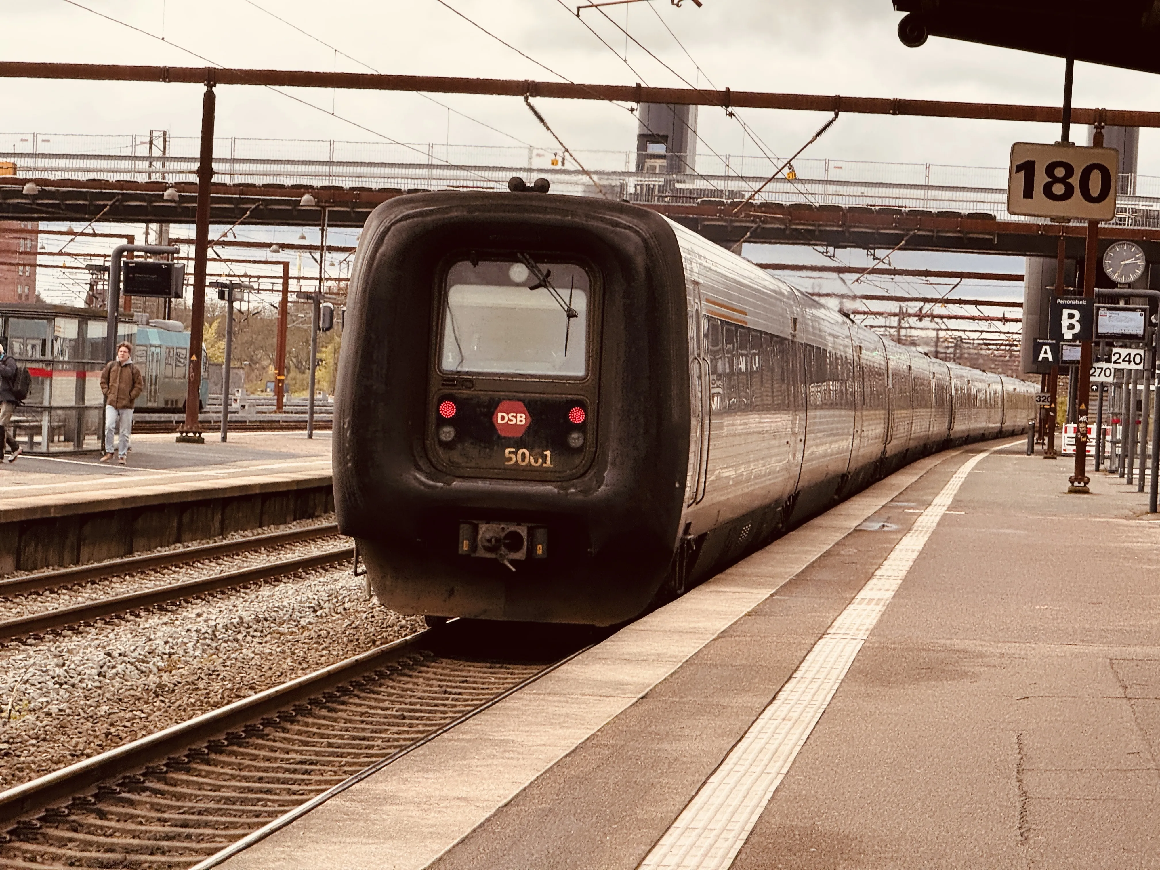 Billede af DSB MF 5061 fotograferet ud for Odense Banegård Center.