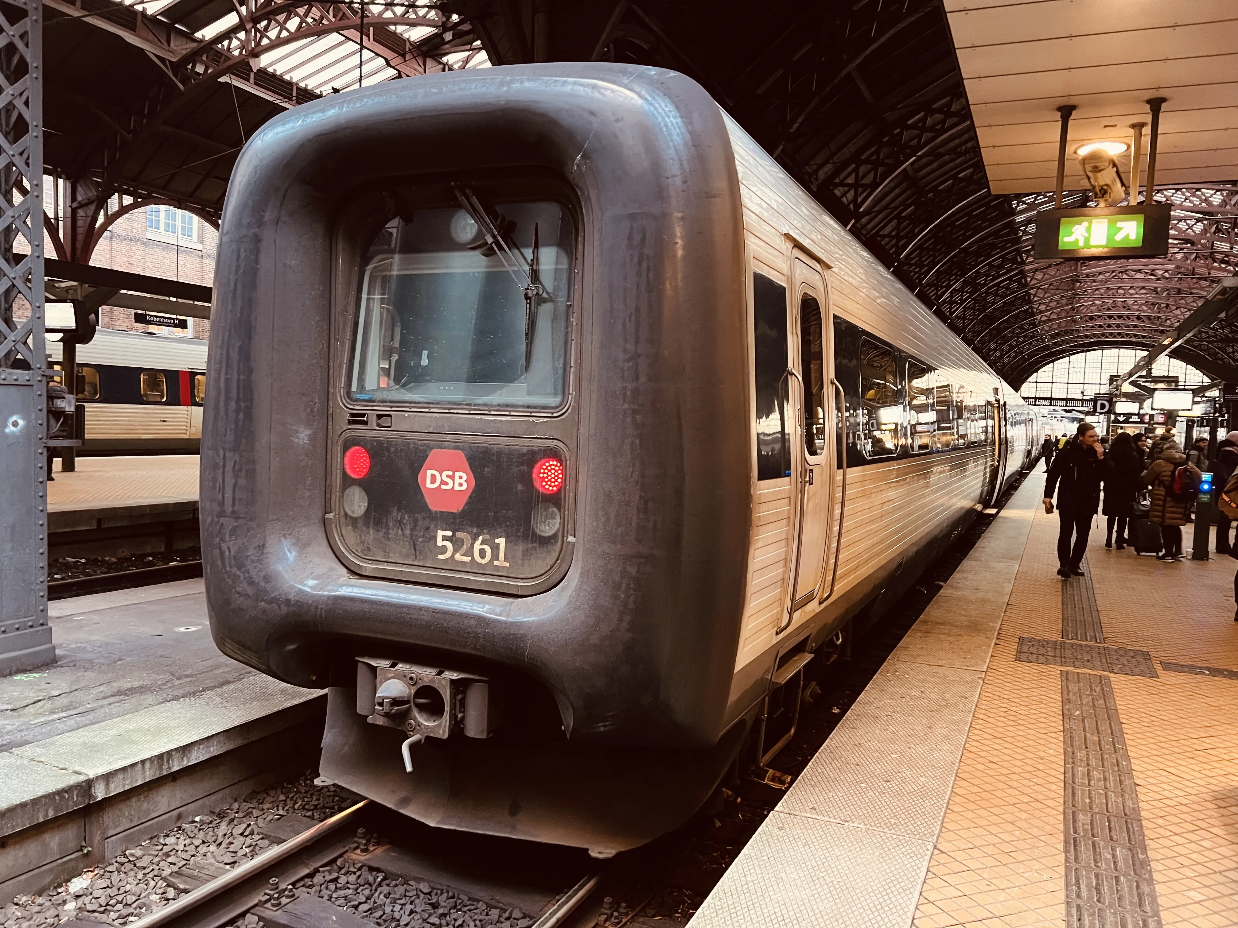 Billede af DSB MF 5061 fotograferet ud for København Hovedbanegård.