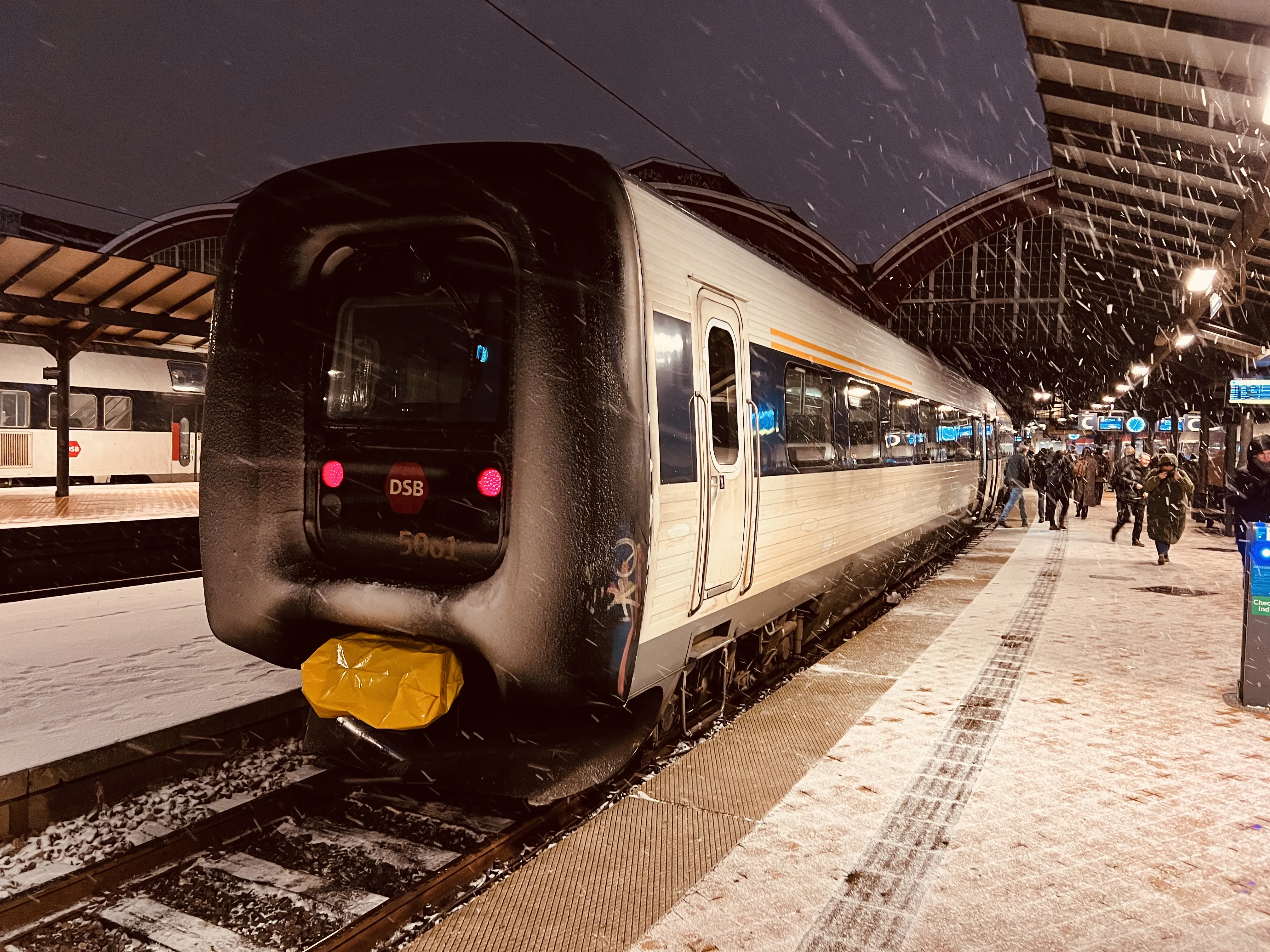 Billede af DSB MF 5061 fotograferet ud for København Hovedbanegård.