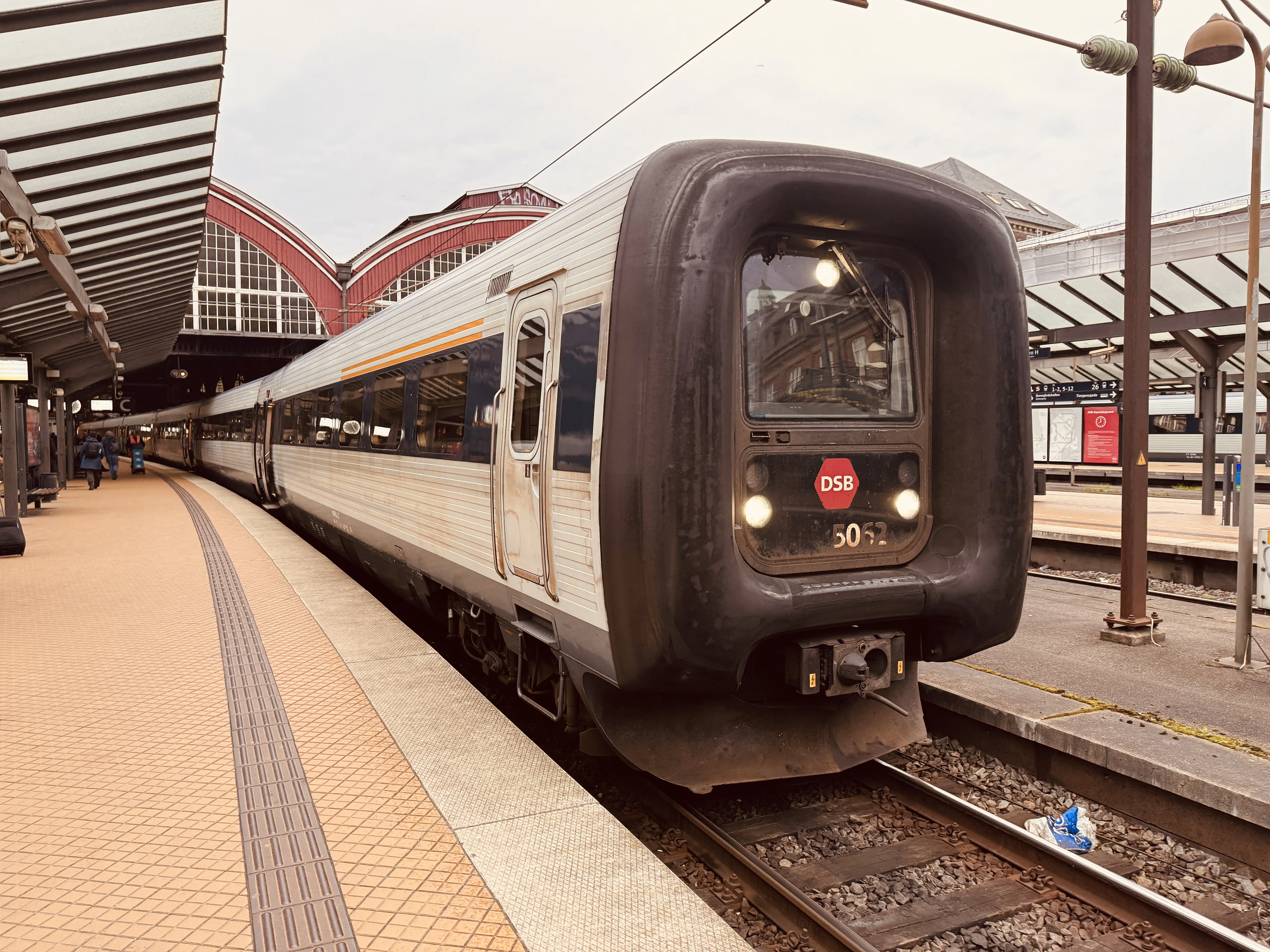 Billede af DSB MF 5062 fotograferet ud for København Hovedbanegård.